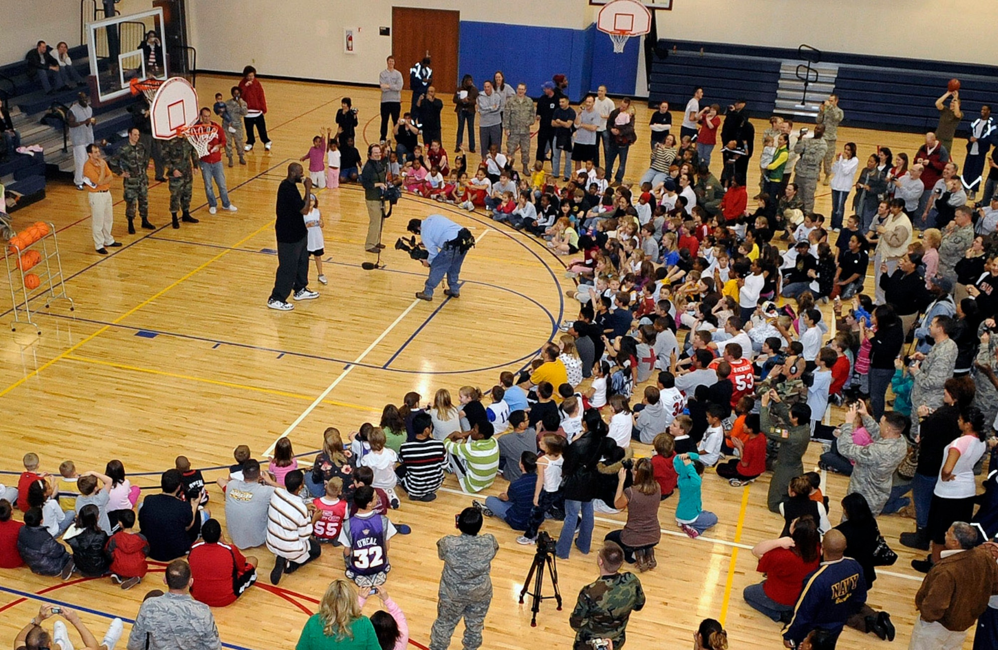 Shaquille O'Neal of the Phoenix Suns talks to more than 265 military children during a basketball clinic Jan. 14 at Buckley Air Force Base, Colo. (U.S. Air Force photo/Senior Airman Steven Czyz) 

