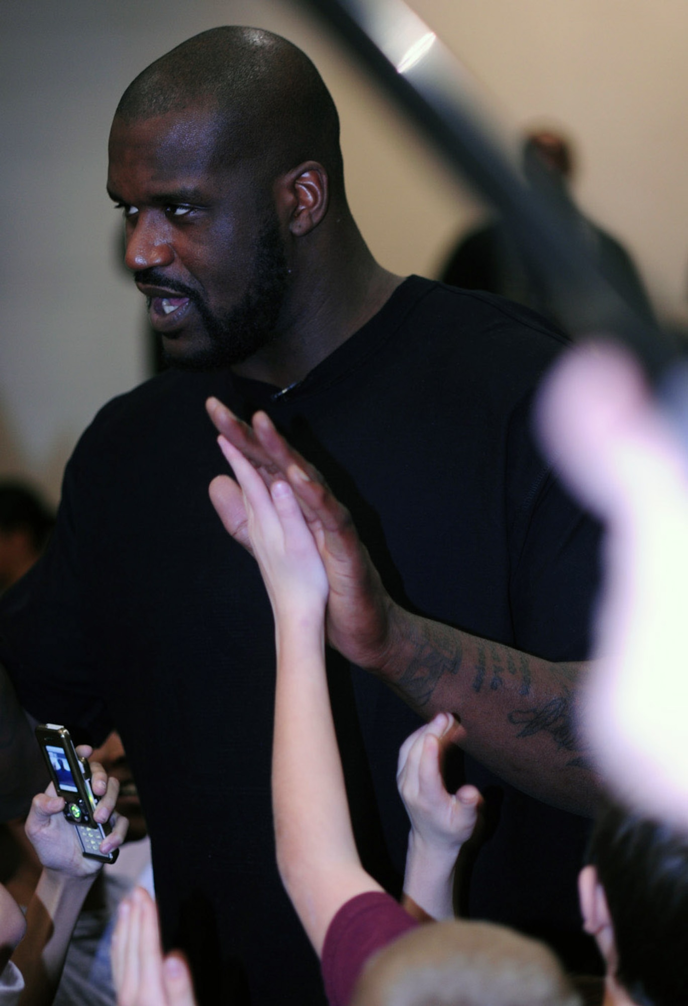 Shaquille O'Neal of the Phoenix Suns high fives some of the more than 265 children of military members during a basketball clinic Jan. 14 at the fitness center on Buckley Air Force Base, Colo. (U.S. Air Force photo/Airman 1st Class Alex Gouchnour) 
