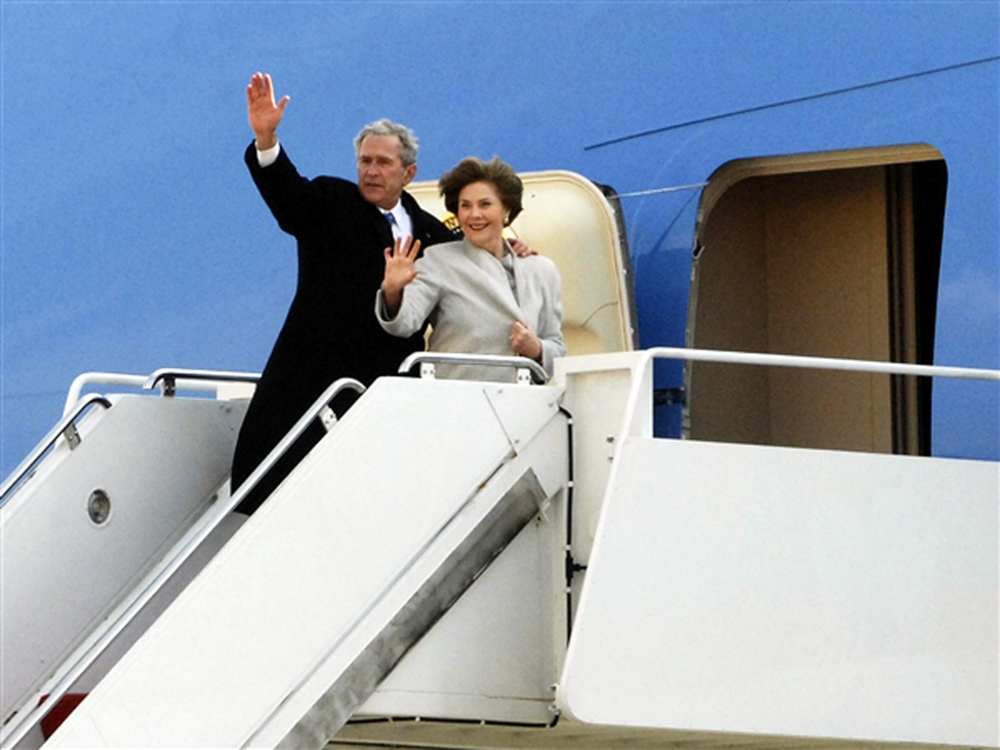 Former President George W. Bush and First Lady Laura Bush give a final wave to the crowd of more than 1,000 people gathered at Andrews Air Force Base, Md., prior to their final departure aboard Air Force One, Jan. 20, 2009. (U.S. Air Force Photo/Tech. Sgt. Craig Clapper)