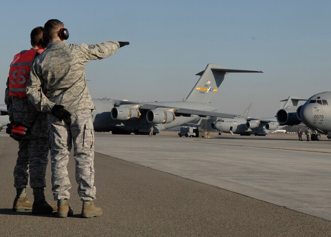 Tech. Sgt. Cameron Leslie explains to Airman Basic Benjamin Oehlke aircraft departure procedures during training on Charleston AFB Jan. 21. For fiscal year 2008, five instructors from the training detachment taught a total of 5,678 hours, graduating 52 new C-17 crew chiefs. Sergeant Leslie is an instructor and Airman Oehlke is in training at the 373rd Training Squadron Detachment 5. (U.S. Air Force photo/Senior Airman Katie Gieratz)