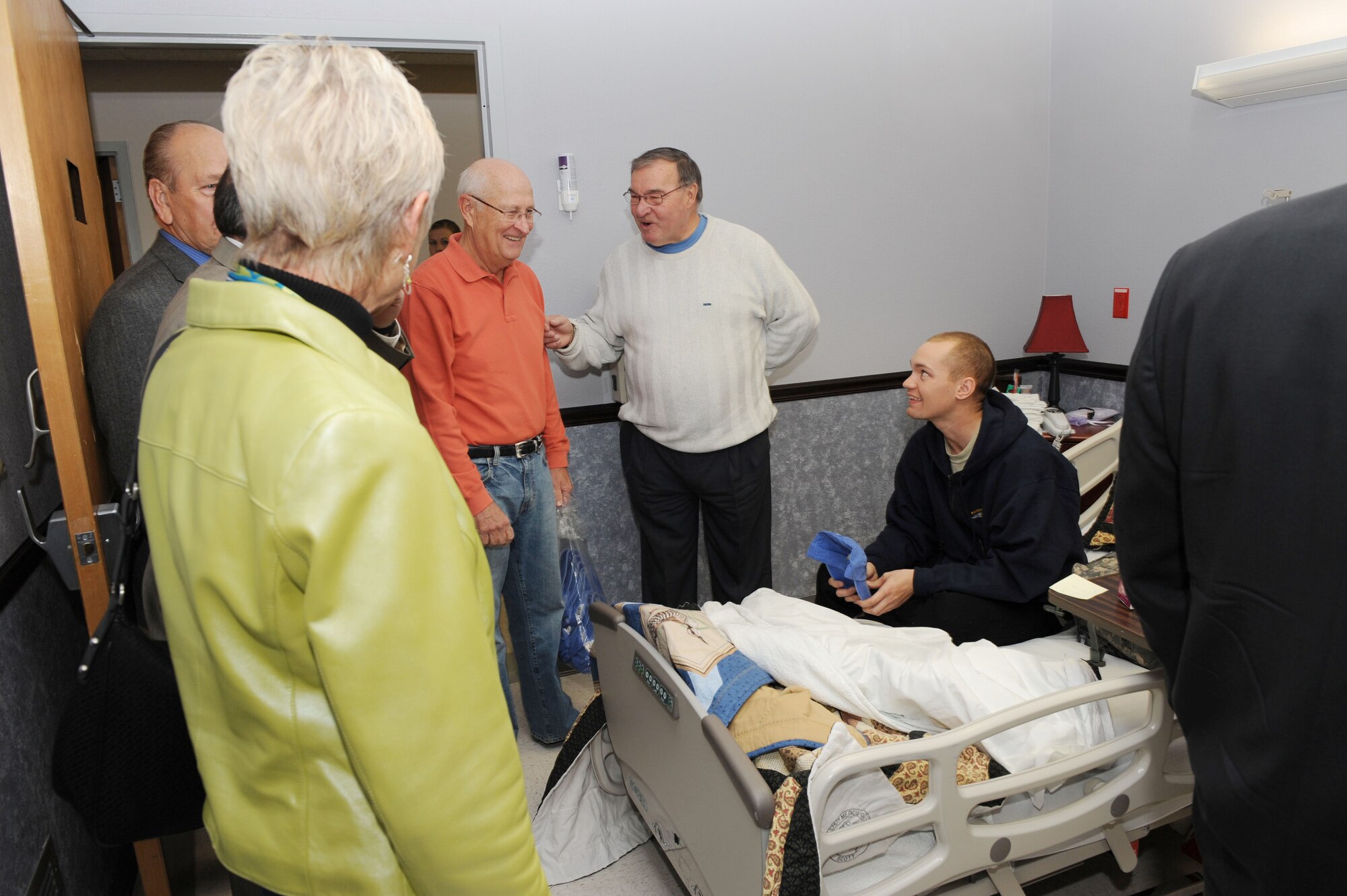 SCOTT AIR FORCE BASE, Ill. -- Leaders from the local community, including the mayors of O’Fallon, Mascoutah, Shiloh and Fairview Heights, show support for the armed services by spending time with injured Soldiers, Sailors, Airmen and Marines at the Aeromedical Staging Facility. The visitors shared stories, a meal and gifts with the wounded young men and women at the ASF. (U.S. Air Force photo/Senior Airman Jonathan Lovelady) 