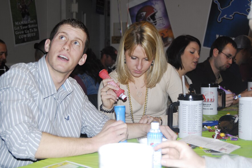 Pope AFB Super Bowl Bingo 2009, Jan. 17 at the Pope Club. (U.S. Air Force Photo by Tech. Sgt. Todd Wivell)