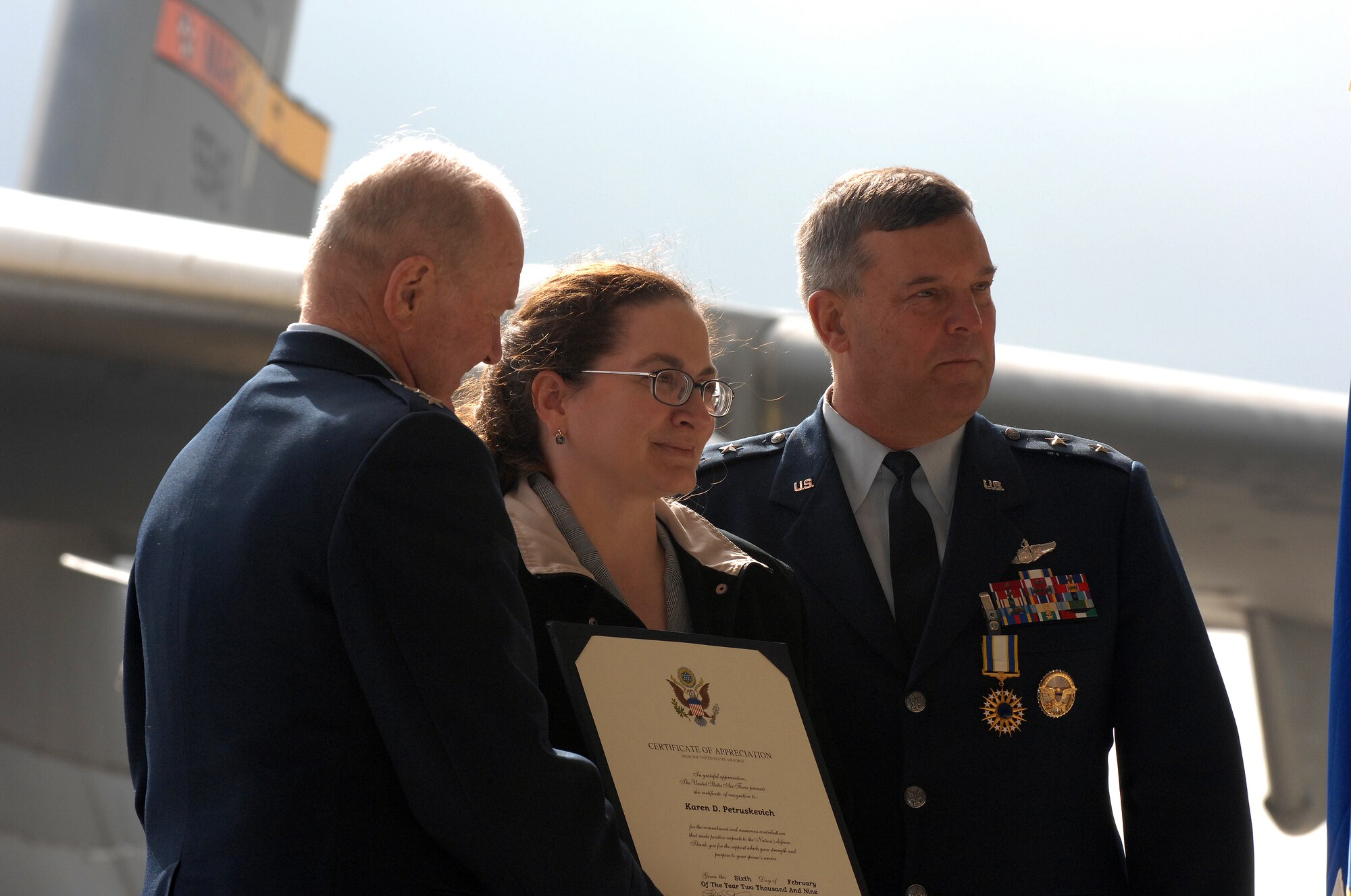 Ms. Karen Petruskevich, wife of Major General Robert E. Duignan, receives a letter of appreciation for her support and dedication throughout her husband's military career.  General Duignan turned over command of Headquarters Fourth Air Force at a change of command and retirment ceremony, Jan. 25, 2009 at March Air Reserve Base, Calif.  Brig. Gen. Eric Crabtree assumed command.  (U.S. Air Force photo/Technical Sgt. Joselito Aribuabo)(released)