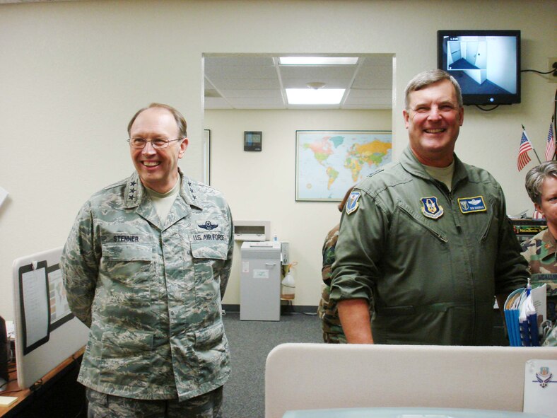 Lt. Gen. Charles E. Stenner, Jr., commander, Air Force Reserve Command shares a chuckle with Maj. Gen. Robert E. Duignan, 4 AF commander during a visit with the Numbered Air Force’s Crisis Action Team. Lt. Gen. Stenner toured March ARB, Aug. 6.(U.S. Air Force photo by photo by Master Sgt. Linda E. Welz)