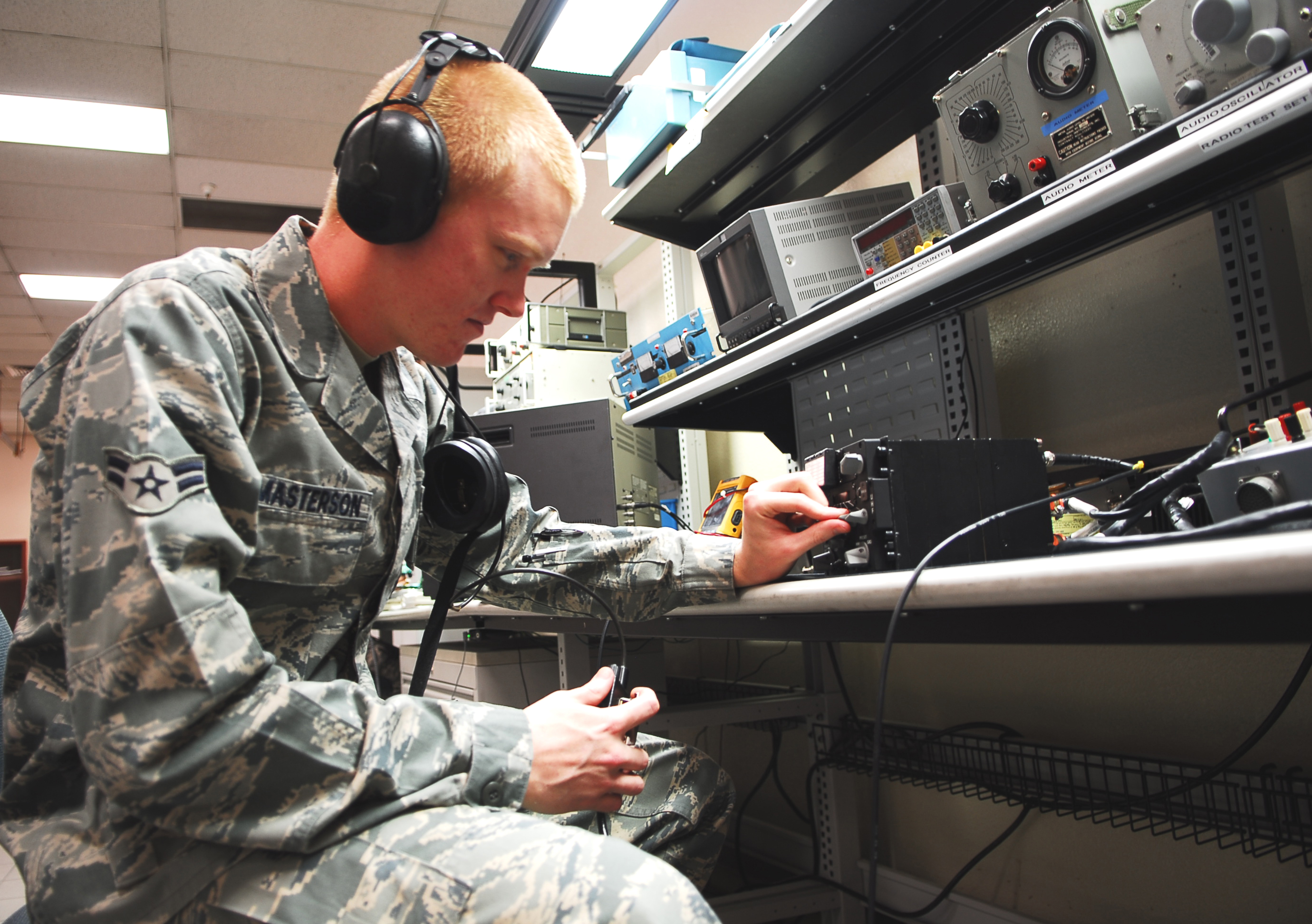 Avionics experts keep F16s in the skies > Luke Air Force Base