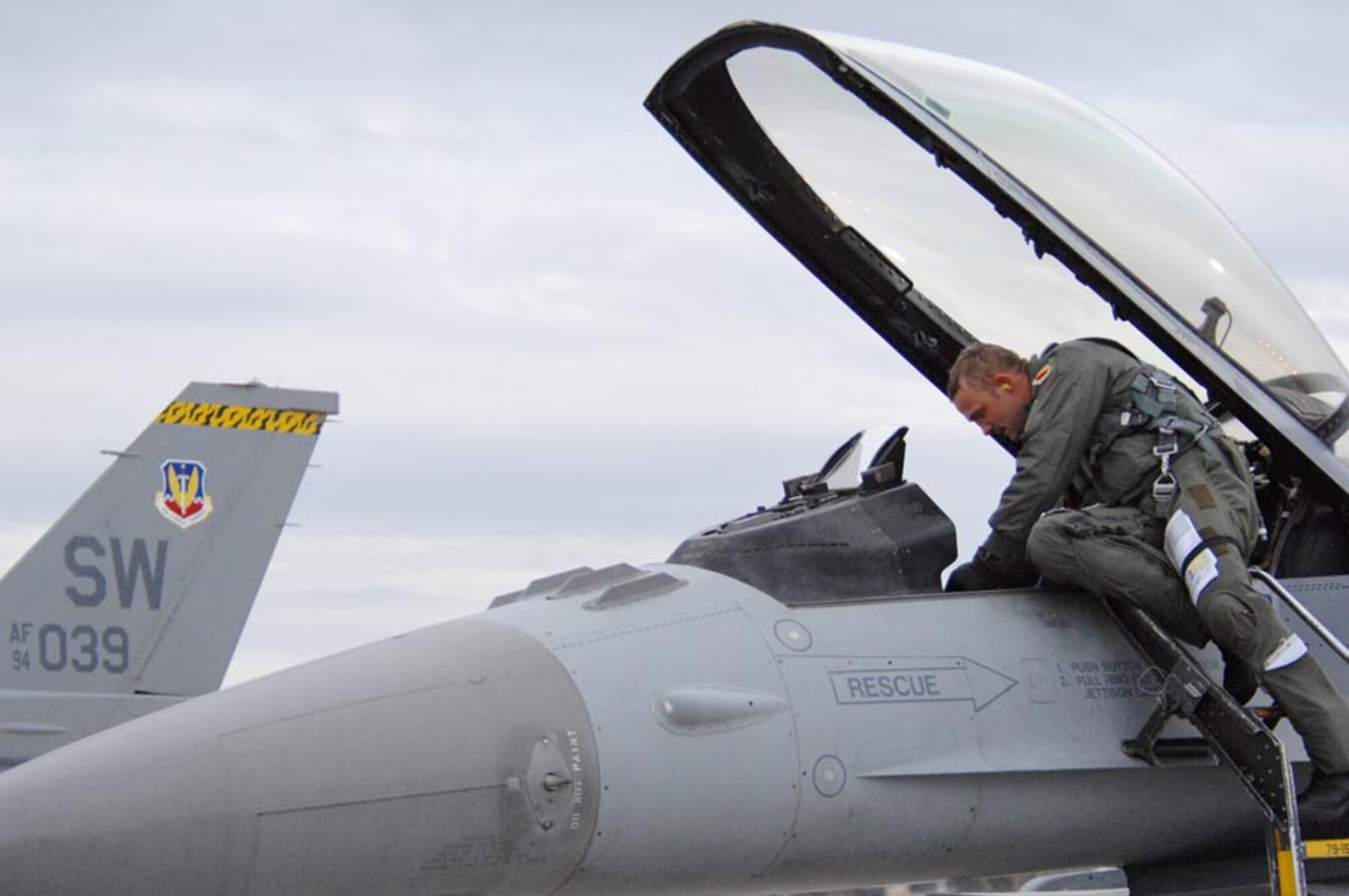 NELLIS AIR FORCE BASE, Nev. -- Maj. Michael Godsey, 79th Fighter Squadron pilot, from Shaw AFB, S.C. steps down from the cockpit of an F-16CJ after landing at Nellis AFB, Nev., during Red Flag 09-2 Jan. 23. Red Flag is a multinational exercise providing a realistic environment to practice combat scenarios. The experience gained during the exercise is vital to the survival of the pilots in combat. (U.S. Air Force photo/2nd Lt. Noelle Caldwell)  