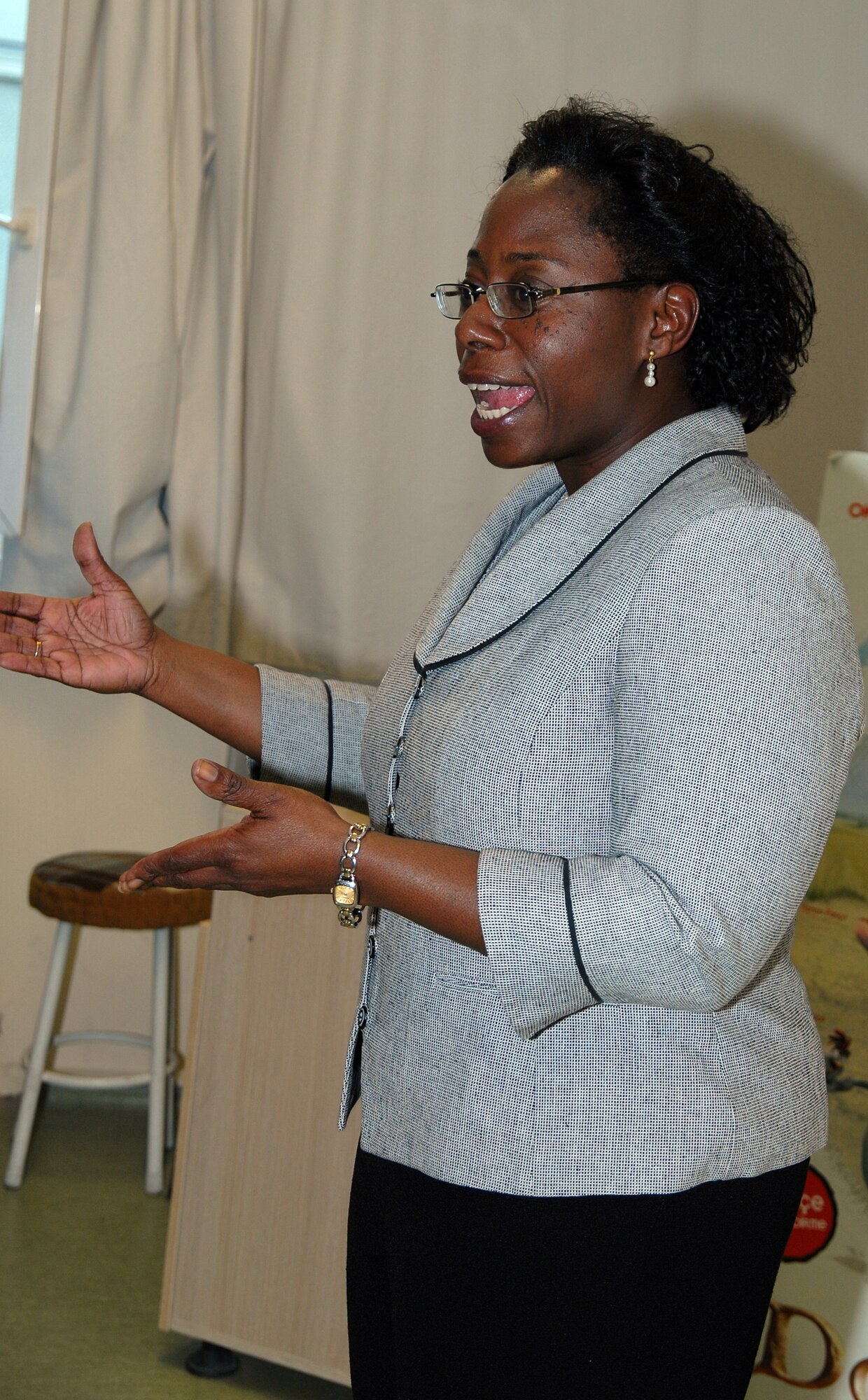 Lt. Col. Michelle Raven, 39th Air Base Wing staff judge advocate, speaks to a group of students from the Gundogdu Liesesi schoool in Adana, Turkey. Colonel Raven's talk focused on the history, signifigance and impact of Martin Luther King Jr. The talk was conducted to strengthen bods between the 39 ABW and local community. (Photo by Sukru Volkan)