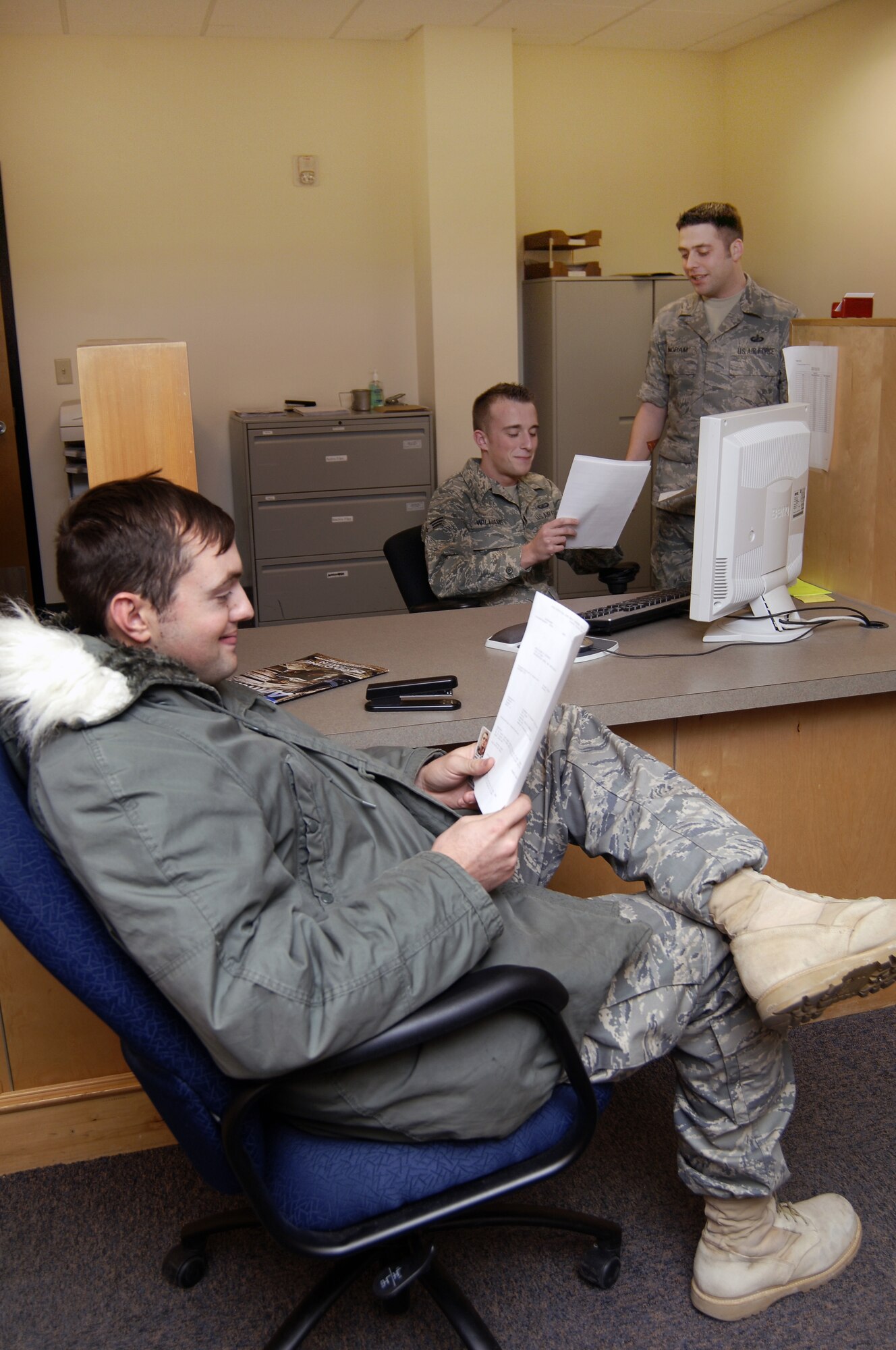 FAIRCHILD AIR FORCE BASE, Wash. – Two members of the award-winning 92nd Comptroller Squadron, Senior Airman Joshua Williams and Staff Sgt. Richard Ingram, financial services technicians, help a customer at the finance help-desk. The 92nd CPTS earned the 2008 Air Mobility Command Finance Office of the Year award, and CPTS commander, Maj. Michael Gallant, earned not only AMC, but Air Force-level comptroller of the year. The awards were given to the 92nd CPTS due to their innovative operations and customer service. (U.S. Air Force photo / Senior Airman Emerald Ralston)
