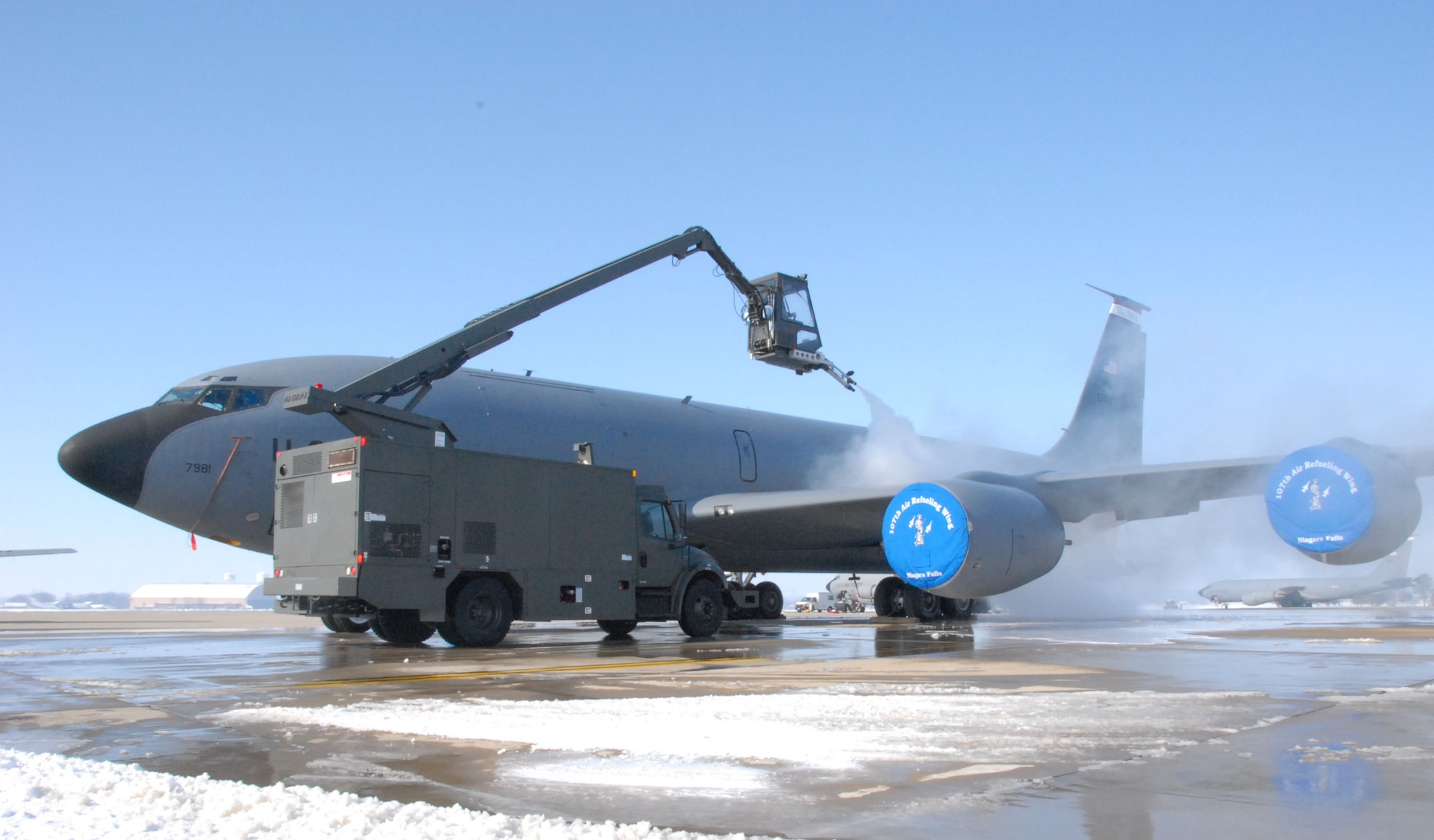 SCOTT AIR FORCE BASE, Ill. - Master Sgt. Tim Bradley, a crew chief with the 126th Aircraft Maintenance Squadron, spent approximately 45 minutes dousing this KC-135(R) Stratotanker with de-icing fluid after it took on several inches of snow from a winter storm that left Scott Air Force Base minimally manned Jan 27 and 28. The 126 AMS is assigned to the 126th Air Refueling Wing, Scott AFB, Ill. and is part of the Illinois Air National Guard. (U.S Air Force photo by U.S Air Force Staff Sgt. Jessica Briney)