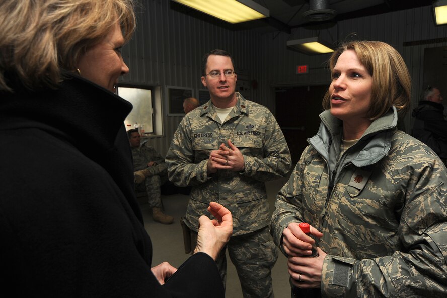 Ms. Elisabeth Bumiller, New York Times reporter, interviews Maj. Dona Harris, from Peterson Air Force Base, Colo., about her upcoming deployment during an Air Advisor Course, hosted by the U.S. Air Force Expeditionary Center, at a range on Fort Dix, N.J., Jan. 27.  The Air Advisor Course is a combined effort between USAFEC, AETC, AFCENT and contractors to prepare Airmen deploying to Iraq and Afghanistan to train air force members in those countries.  (U.S. Air Force Photo/Staff Sgt. Nathan Bevier)