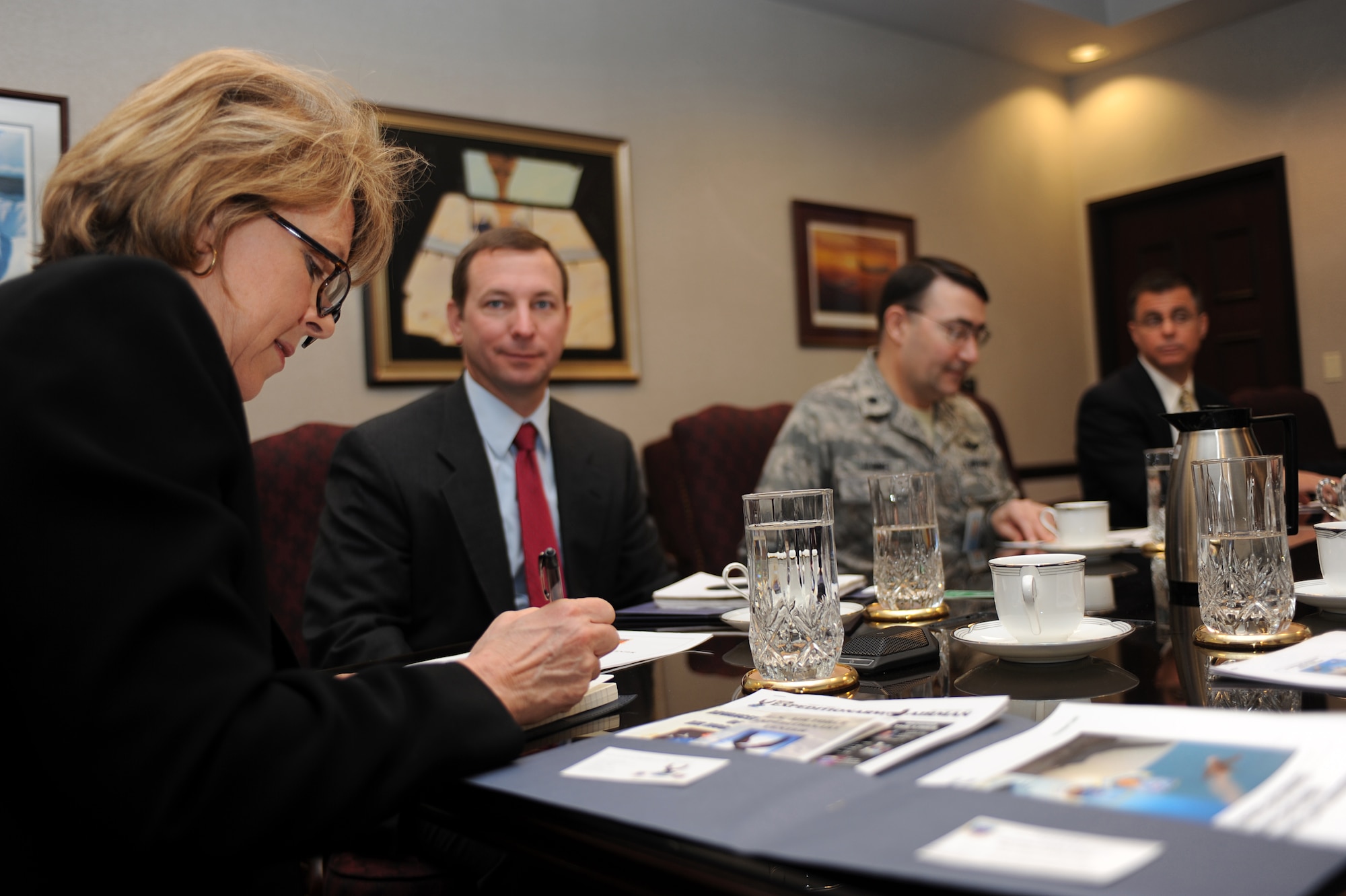 Ms. Elisabeth Bumiller, New York Times reporter, meets with Mr. Ken Arteaga, Lt. Col. Dan Hummel and Mr. John Leezer, all from Air and Education Training Command, and others for an Air Forces Central mission briefing and an Air Advisor Course Program briefing at the U.S. Air Force Expeditionary Center on Fort Dix, N.J., Jan. 27.  The Air Advisor Course is a combined effort between USAFEC, AETC, AFCENT and contractors to prepare Airmen deploying to Iraq and Afghanistan to train air force members in those countries.  (U.S. Air Force Photo/Staff Sgt. Nathan Bevier)