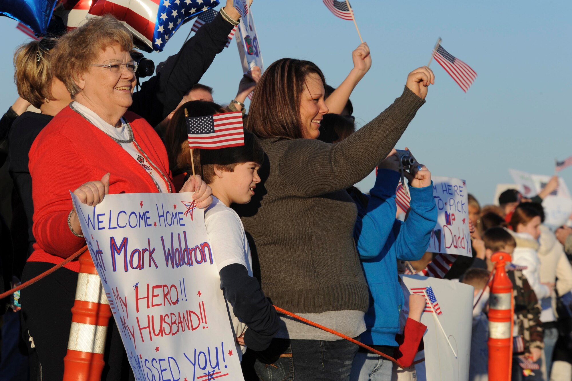 SHAW AIR FORCE BASE, S.C.-- The family of Tech. Sgt. Mark Waldron, 20th Equipment Maintenance Squadron, cheers as the airplane carrying about 300 Shaw Airmen, returning from a four-month deployment, taxis to Hangar 1200 at around 5 p.m. Jan. 31. (U.S. Air Force photo/Senior Airman Matthew Davis)