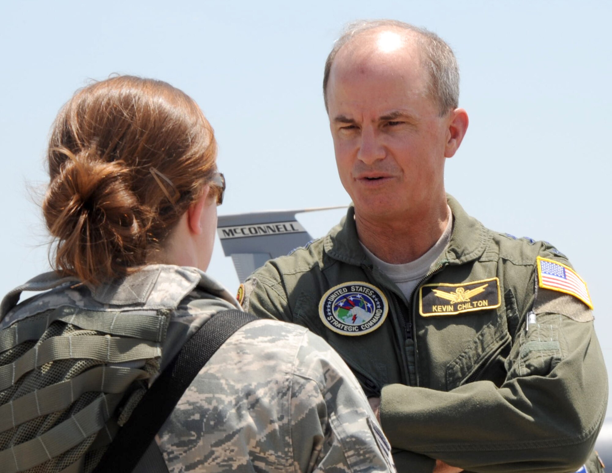 MCCONNELL AIR FORCE BASE, Kan. -- General Kevin Chilton, U.S. Strategic Command commander, visits with Team McConnell members, June 26 during a Nuclear Operational Readiness Exercise. Gen. Chilton explained the reasoning behind the NORE and answered questions related to the topic. (Photo by Senior Airman Roy Lynch) 