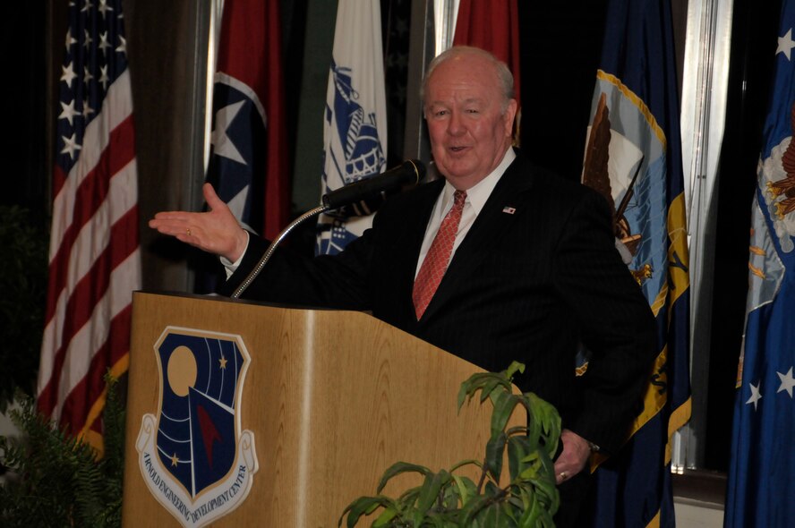 Dr. Charles McQueary, former director of operational test and evaluation for the Office of the Secretary of Defense, speaks at the Arnold Engineering Development Center’s annual Fellows Banquet June 25. (Photo by Rick Goodfriend)