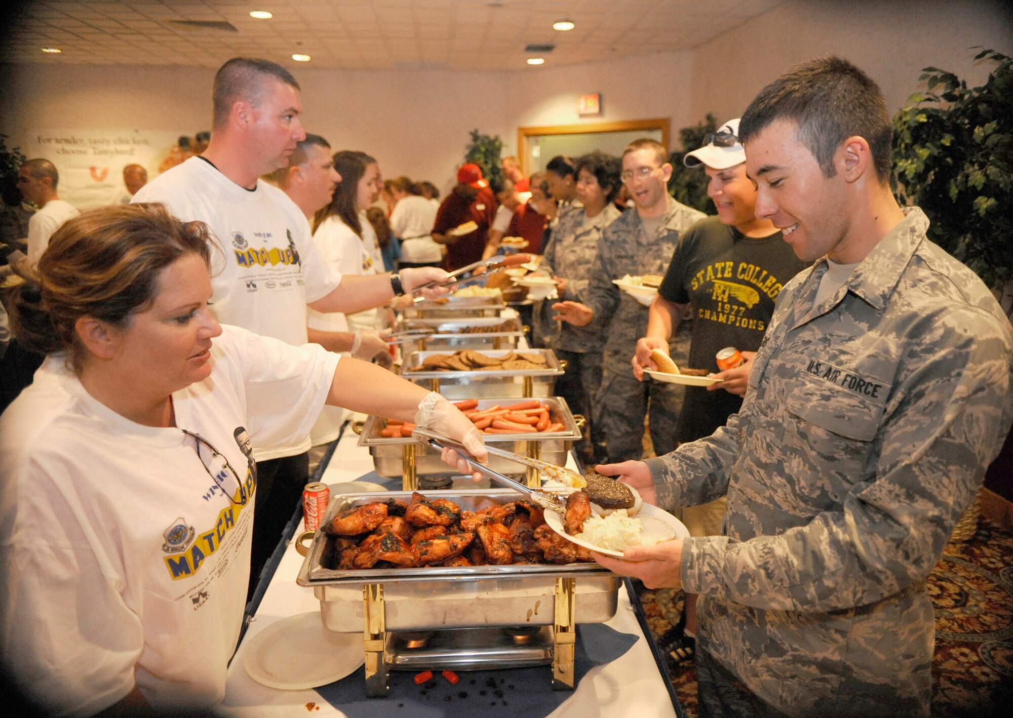 Joint Base McGuire-Dix-Lakehurst members get lunch during the MatchUp Picnic 2009 at The Club July 2. Along with lunch, attendees enjoyed drawings and games during the event, which was hosted by the 87th Force Support Squadron. (U.S. Air Force photo/Carlos Cintron) 