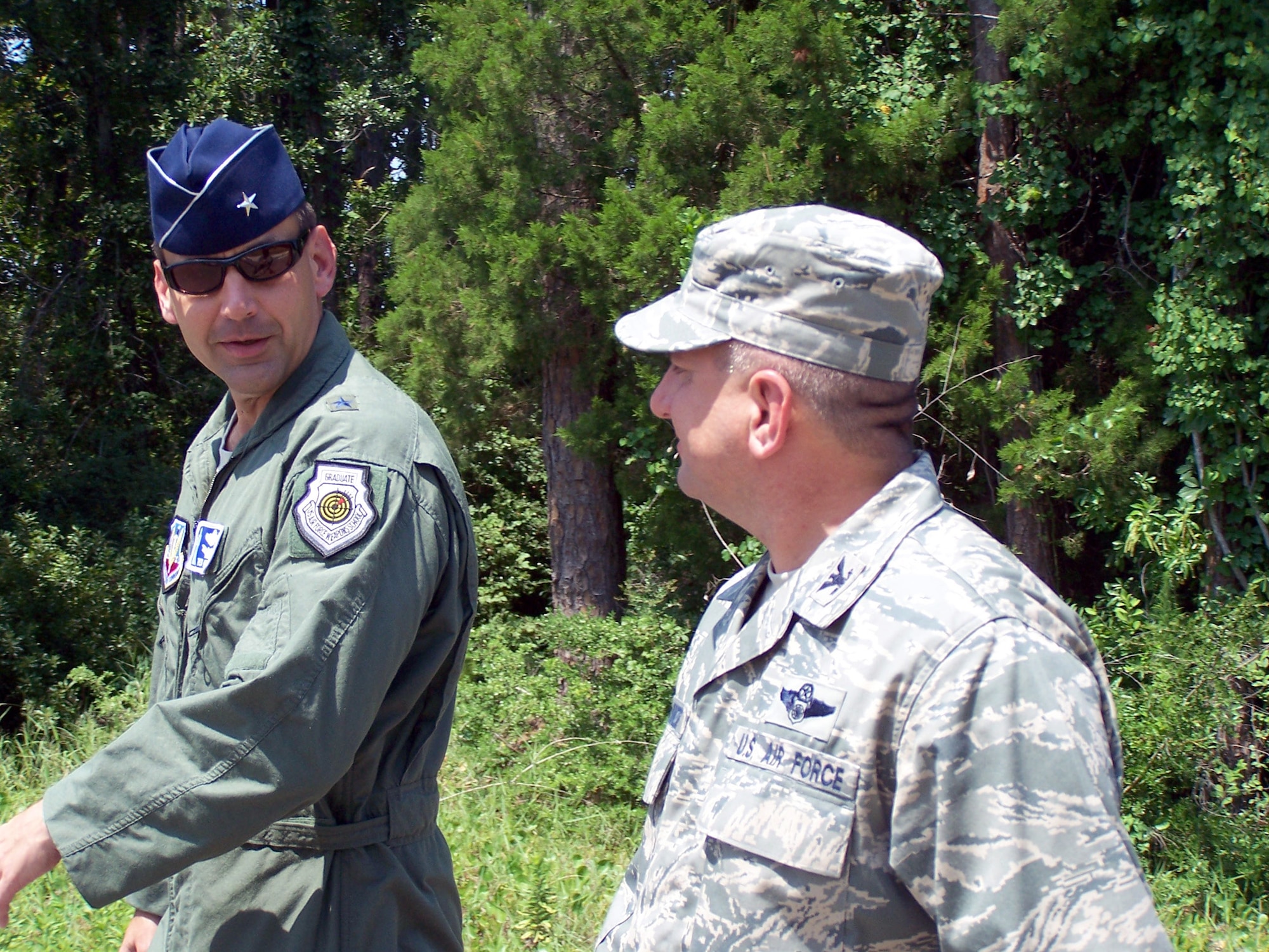 HURLBURT FIELD, Fla. -- Brig. Gen. Ted Kresge, left, U.S. Air Force Warfare Center commander, speaks to Col. Ed McKinzie, commander, 505th Command and Control Wing, during a recent visit to the Wing. (U.S. Air Force photo/Noel Getlin)