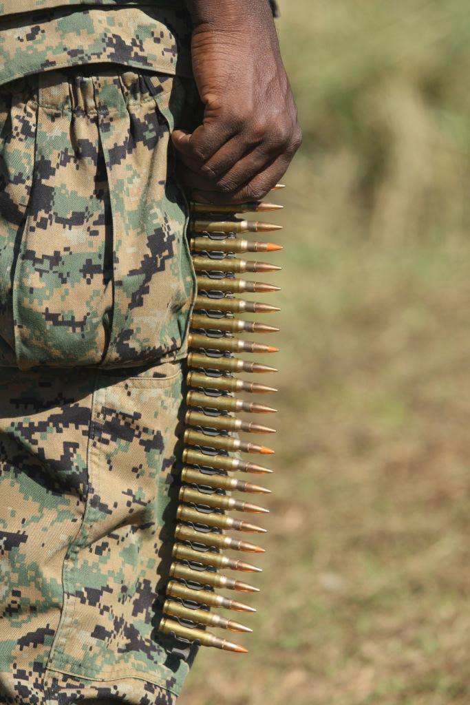 A U.S. Marine holds a belt of .762 rounds while waiting to fire the M240 Bravo machine gun during the assault course portion of exercise Southern Exchange 2009 (SE09). Marines from seven countries trained and familiarized themselves in the functions and operations of the weapon. (Marine Corps photo by Lance Cpl. Jonathan G. Wright/Released)