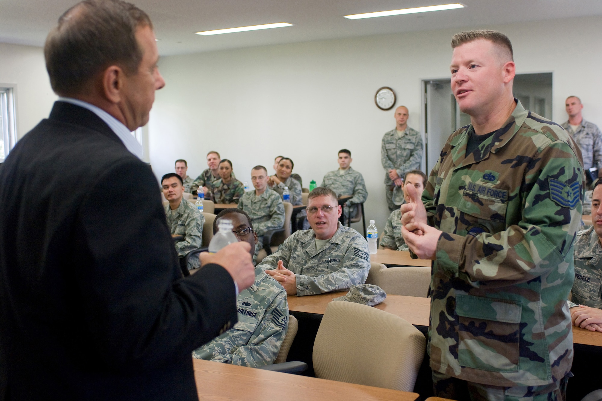 YOKOTA AIR BASE, Japan -- Retired Chief Master Sgt. of the Air Force Jim Finch talks with Tech. Sgt. Jorge Gutierrez during a senior NCO professional development seminar July 15. (U.S. Air Force photo/Osakabe Yasuo)