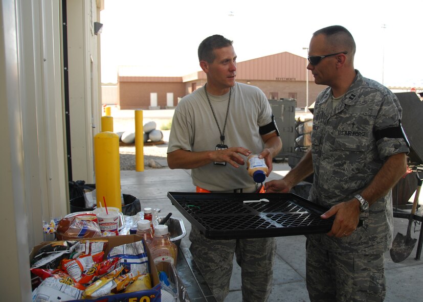 NELLIS AIR FORCE BASE, Nev. -- Master Sgt. Bill Hardee, Green Flag first sergeant and first sergeant for the 77th Fighter Squadron at Red Flag, works with Red Flag 09-4 Chaplain (Capt.) Kevin Chelf to prepare and deliver lunch to maintainers on both sides of the flight line. Both the chaplain and first sergeant are from the 20th Fighter Wing at Shaw Air Force Base, S.C. (U.S. Air Force photo/2nd Lt. Emily Chilson)