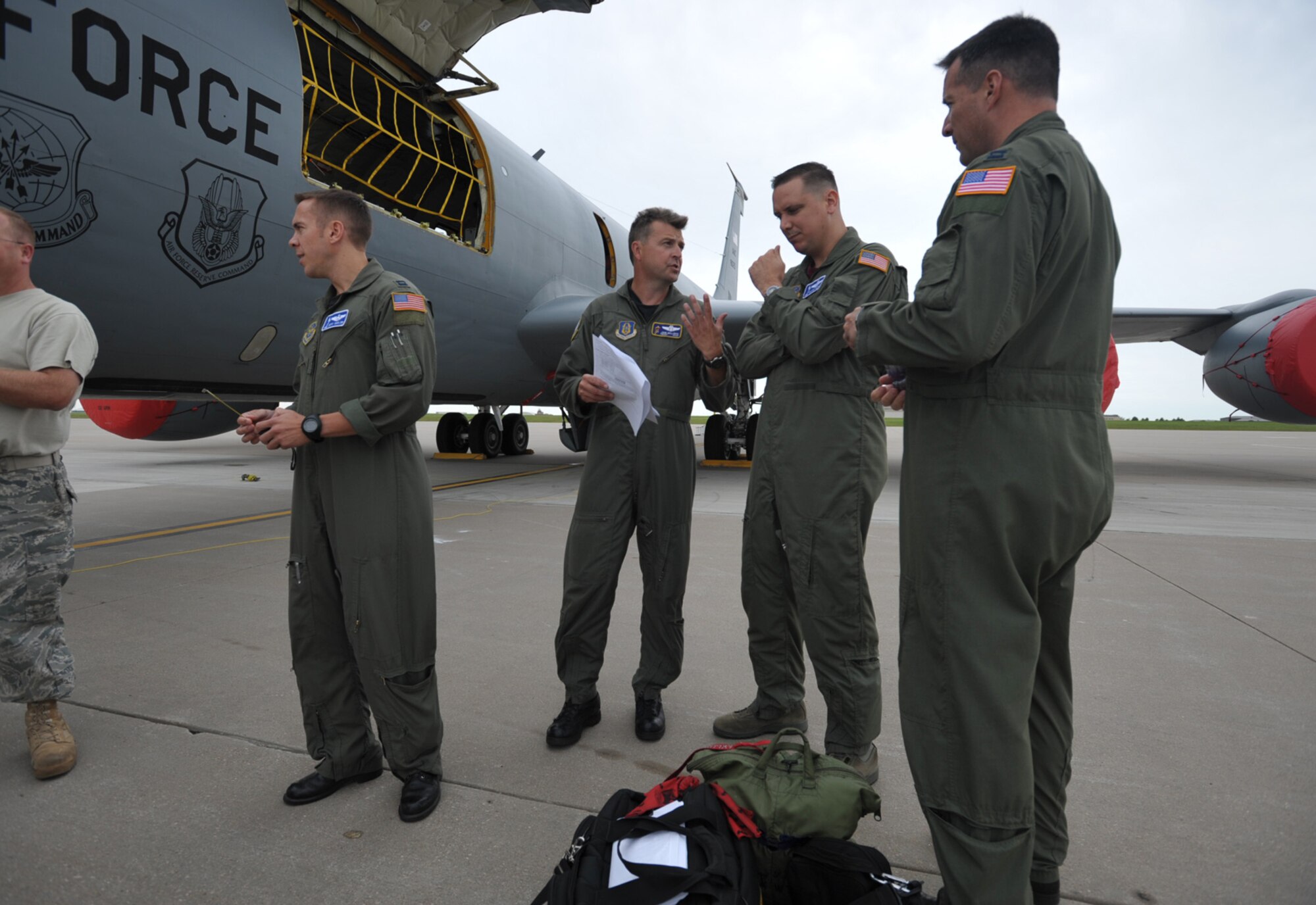 Senior Master Sgt. John Wallman (center) talks to his active-duty teammates Friday during preparations for Air Mobility Command Rodeo 2009, a week-long readiness competition at McChord Air Force Base, Wash. Sergeant Wallman, a KC-135 Stratotanker boom operator, is one of seven Reservists from the 931st Air Refueling Group assigned to a total-force Rodeo team representing McConnell Air Force Base, Kan. This is the first year active-duty and Reserve Airmen from McConnell will compete at Rodeo together. (U.S. Air Force photo/Tech. Sgt. Jason Schaap)
