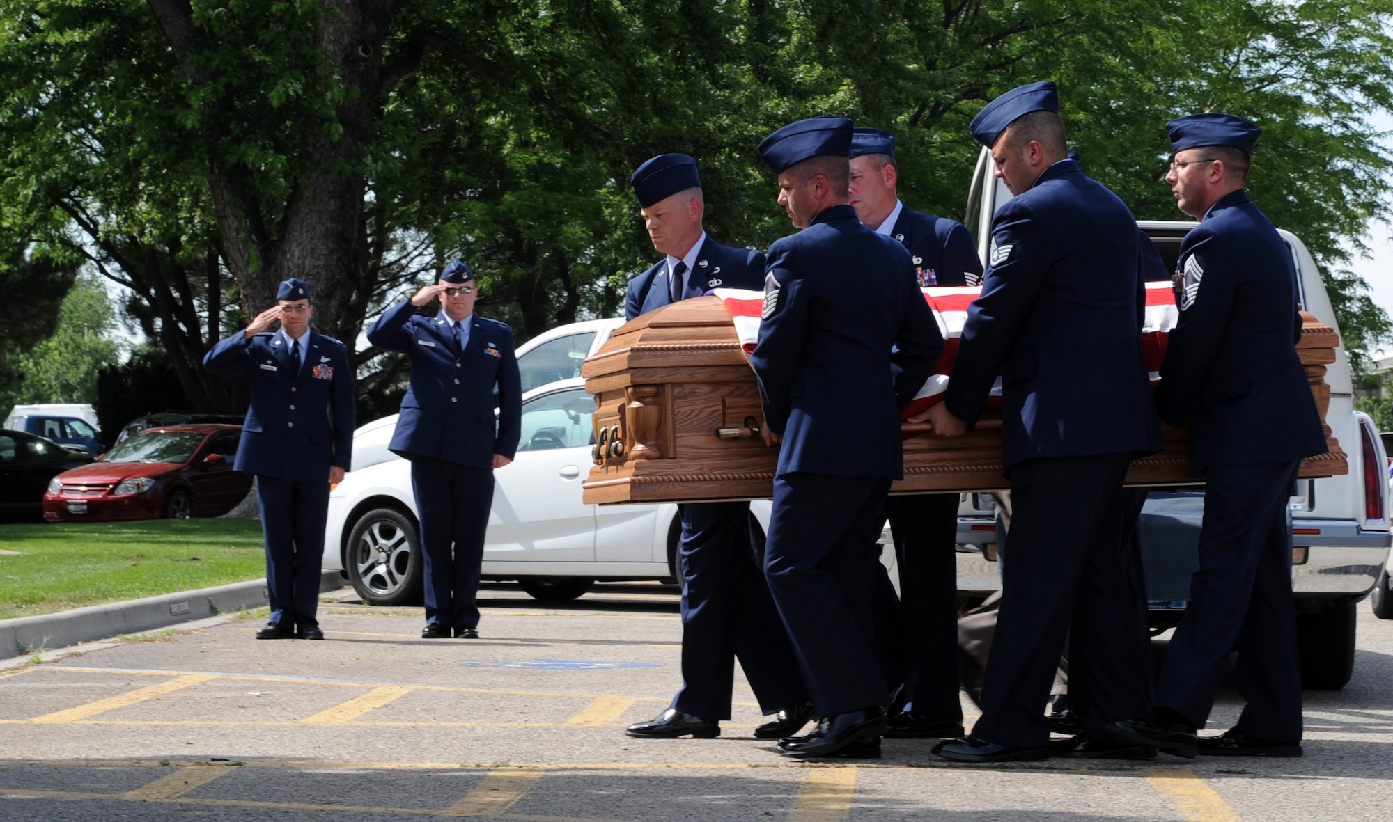 MOUNTAIN HOME AIR FORCE BASE, Idaho – Gunfighters carry the casket of Capt. Mark Zampogna, who died on July 11 when he was removed from medical life support equipment, into the base chapel July 16. The captain, from the 366th Operations Support Squadron, had been at St. Alphonsus Hospital in Boise, Idaho, in critical condition since July 6 after he was severely injured in a vehicle accident near McCall, Idaho. A memorial service was held at 10:30 a.m. July 17 at Holt Park to honor the captain’s memory. (U.S. Air Force photo by Airman 1st Class Debbie Lockhart)