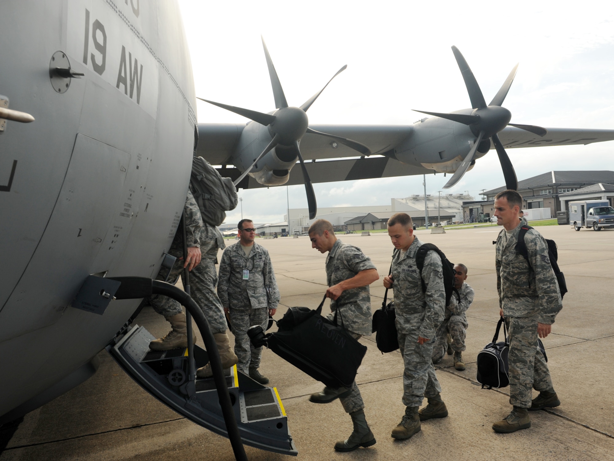 LITTLE ROCK AIR FORCE BASE, Ark. -- The 19th Airlift Wing Rodeo team boards a C130-J July 17. They will be participating in Air Mobility Command's Rodeo 2009 in a readiness competition at McChord Air Force Base, Wash., July 19-24. (U. S. Air Force photo by Senior Airman Jim Araos)