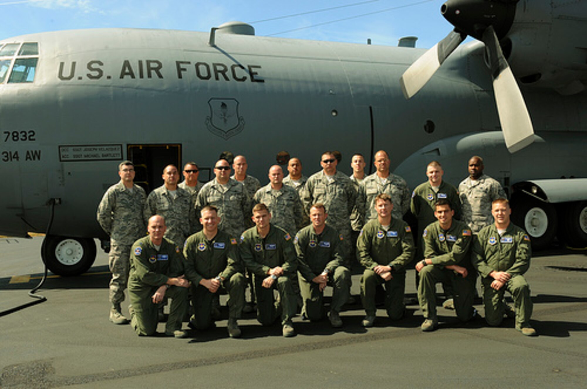 Members of the 19th Airlift Wing, Little Rock Air Force Base, Ark., gather
for group photo after arriving at McChord Air Force Base, Wash., for Air
Mobility RODEO 2009, July 18. RODEO is an international combat skills and
flying operations competition designed to develop and improve techniques and
procedures with our international partners to enhance mobility operations.
(U.S. Air Force photo by Staff Sgt. Christine Jones)