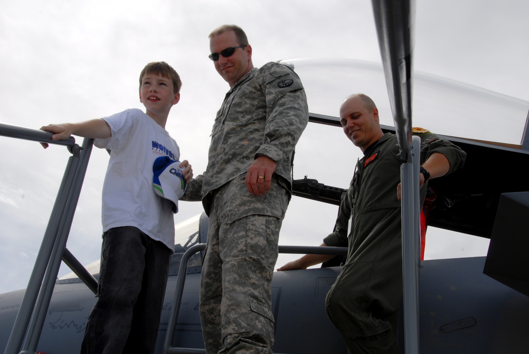 Sergeant Robert Toronto from the Idaho Army National Guard and his son Sean get a tour of the F-15 cockpit from Major David Neal Unruh from the 173 Fighter Wing of Oregon on July 12, 2009. (Air Force photo by Tech Sgt Becky Vanshur)(Released)