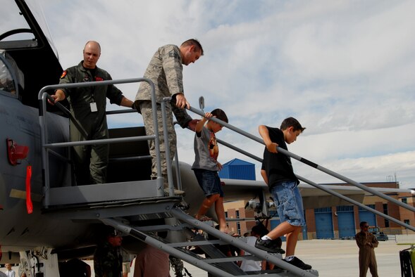 Idaho Air National Guard member MSgt David Rieker and his two sons get a tour of the F-15 cockpit from Major David Neal Unruh from the 173 Fighter Wing of Oregon on July 12, 2009. (Air Force photo by Tech Sgt Becky Vanshur)(Released)