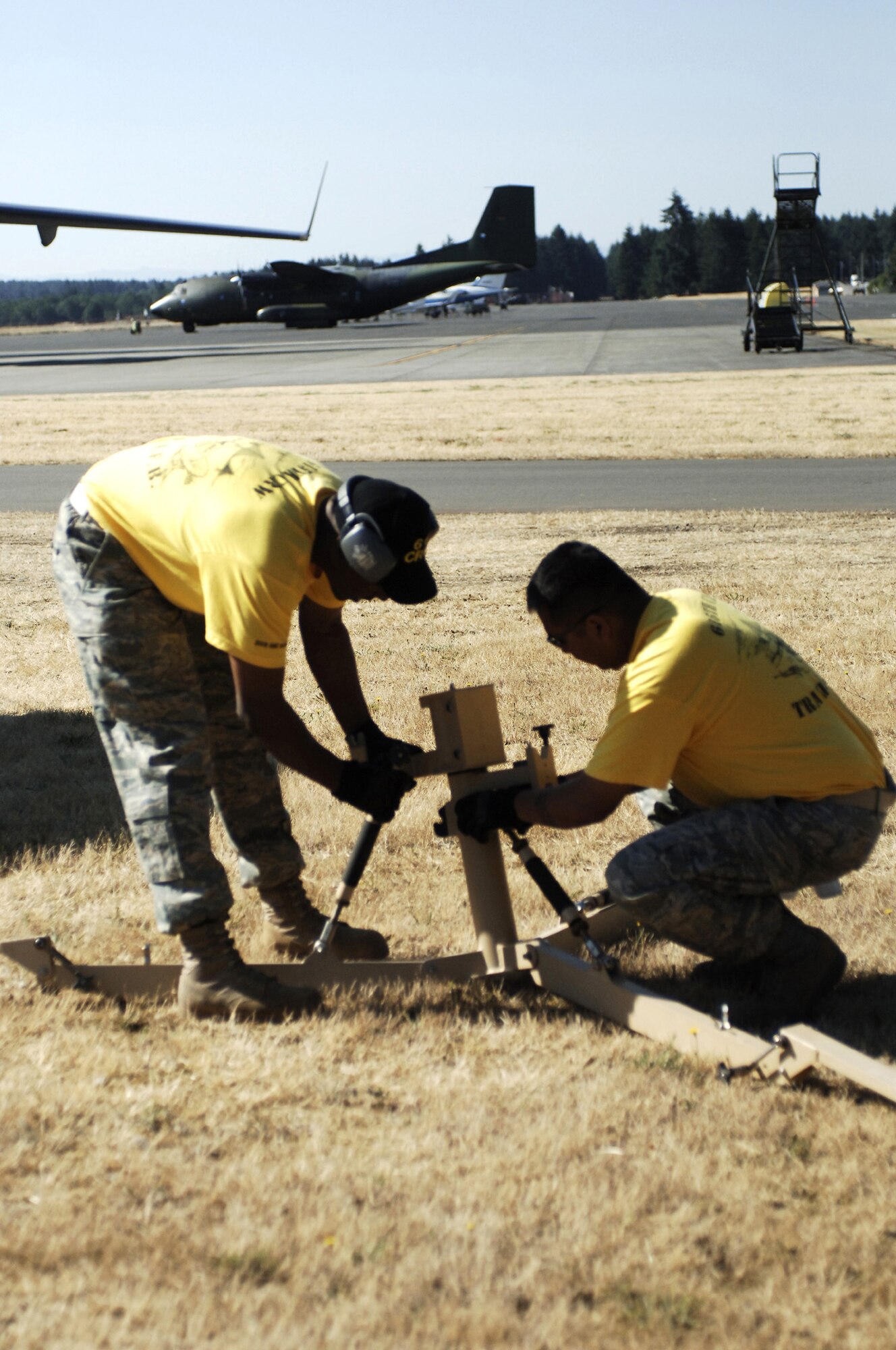 Airmen from the 615th Contingency Response Wing at Travis Air Force Base, Calif., work together to set up a satallite for the SPICE competition at the Air Mobility RODEO 2009 at McChord AFB, Wash. (U.S. Air Force Photo/2nd Lt. Erika Wonn)