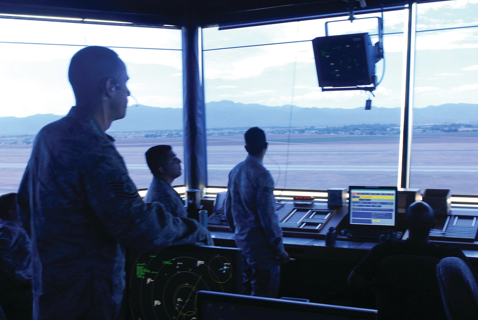 Tower controllers survey Luke’s airfield. (Photo by Airman 1st Class Sandra Welch)