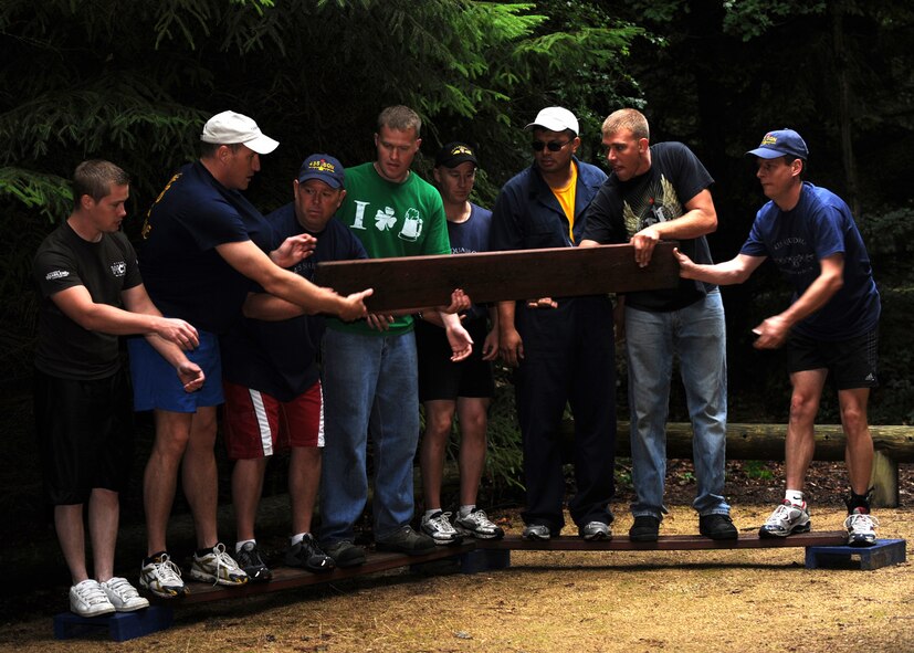Dyess’ B-1 Bomber maintenance team works with Team Canada in a Royal International Air Tattoo crew challenge here July 17 to win a challenge against teams from Ireland and Spain. Aircraft teams from all over the world participated in five physical challenges to see whose teamwork could get them through tough situations. The challenges included water obstacles, self aid buddy care, shooting and a confidence course. (U.S. Air force photo by Senior Airman Jennifer Romig)