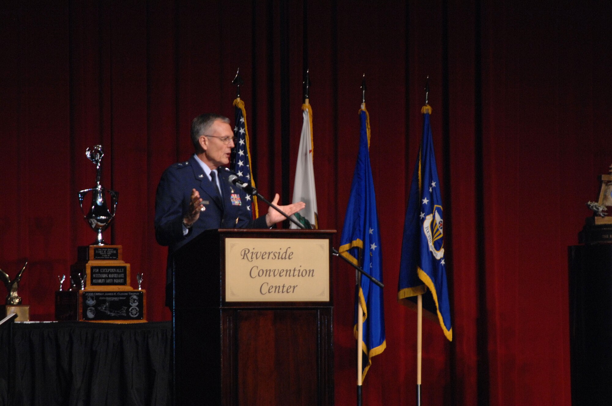 Maj. Gen. John M. Howlett, left, Deputy Director, U.S. Strategic Air Command Center for Combating Weapons of Mass Destruction, Defense Threat Reduction Agency, Fort Belvoir, Va, speaks to military and civilian guests at the 11th Annual Raincross Trophy Dinner held July 23, 2009, at the Riverside Convention Center, Riverside, Calilf. The dinner is hosted by the Greater Riverside Chambers of Commerce Military Affairs Committee to honor and recognize the 11 wings and two groups in 4th Air Force.    (U. S. Air Force photo/Senior Master Sgt. Kim Allain)  (released)
