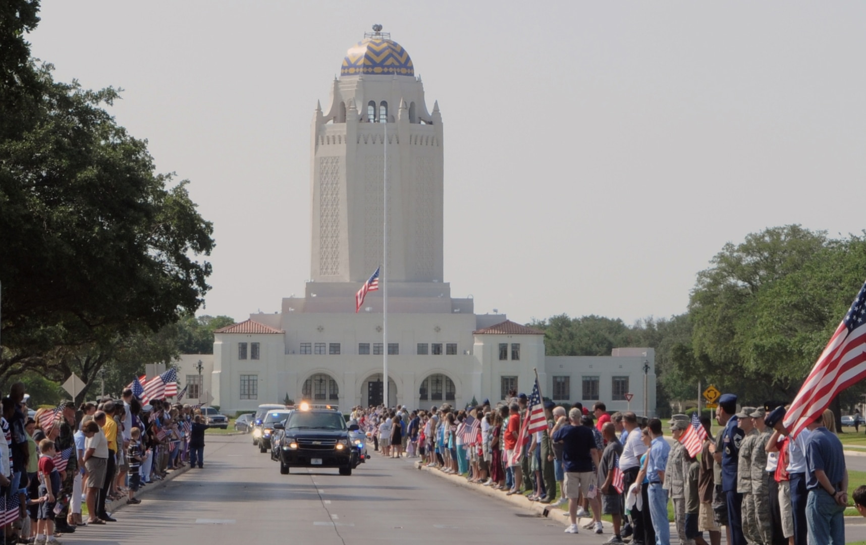 The motorcade carrying the casket of Marine Corps Lance
Cpl. Brandon Lara enters Harmon Drive at Randolph Air Force Base July 26.
(U.S. Air Force photo/Don Lindsey)