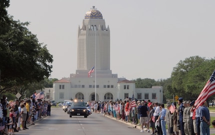 The motorcade carrying the casket of Marine Corps Lance
Cpl. Brandon Lara enters Harmon Drive at Randolph Air Force Base July 26.
(U.S. Air Force photo/Don Lindsey)