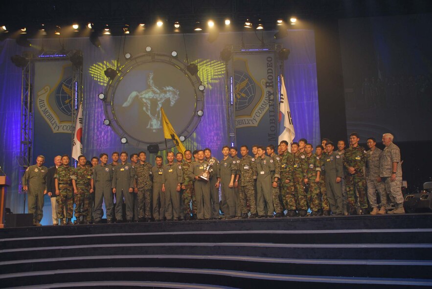 Gen. Arthur J. Lichte, Air Mobility Command, commander (far right), stands with military members of the Republic of Korea as they win the Best International Team Award during the closing ceremonies July 24 at the Air Mobility Rodeo 2009 at McChord Air Force Base, Wash. The biennial Rodeo, sponsored by the Air Mobility Command, is the Mobility Air Force's readiness competition. This competition focuses on improving worldwide air mobility forces' professional core abilities. This year, the Rodeo ran from July 19
to 25, and more than 100 teams and 2,500 people from the Air Force, Air
Force Reserve, and allied nations participated. (U.S. Air Force photo/Staff
Sgt. Carolyn Viss)