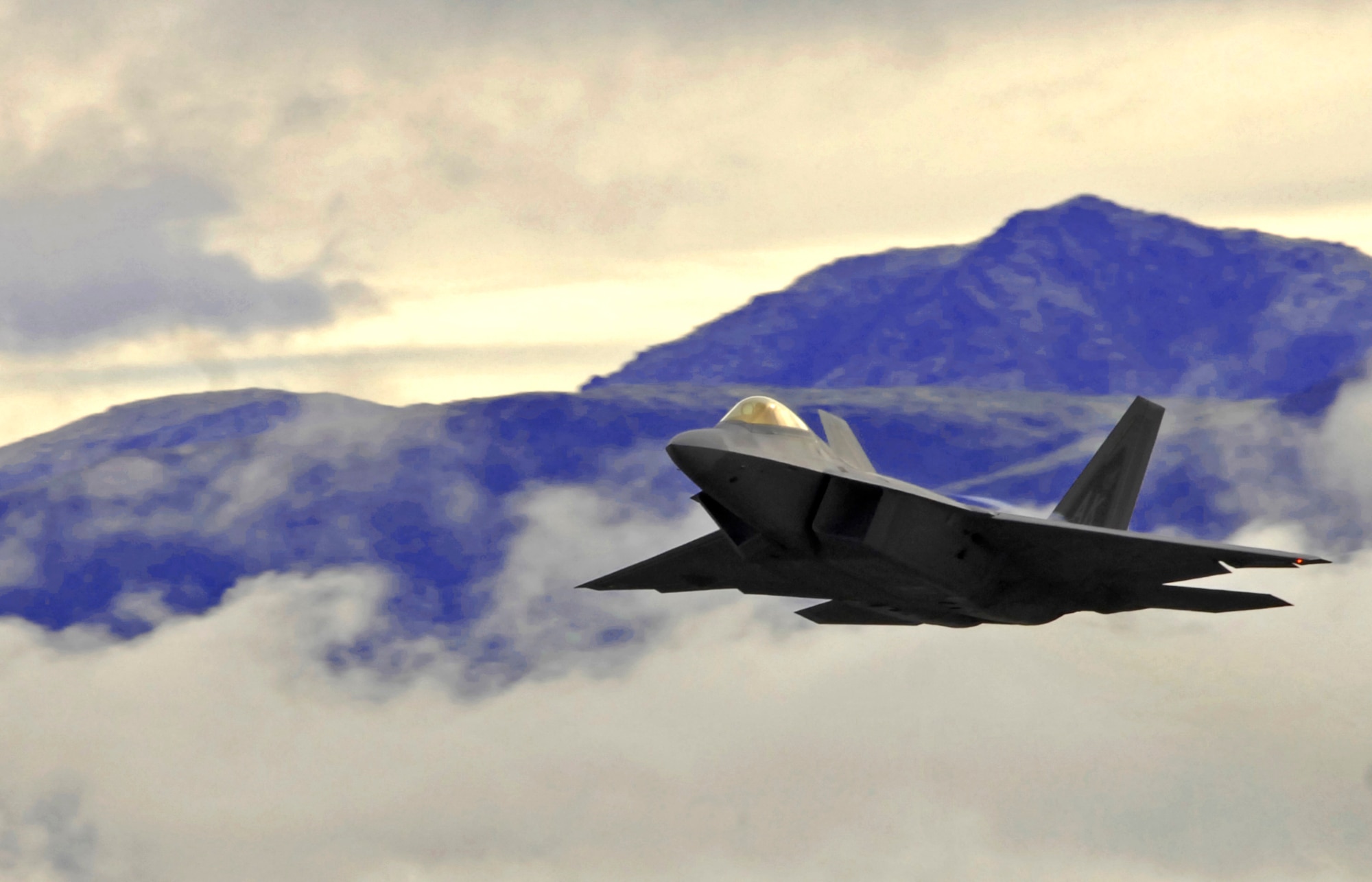 ELMENDORF AIR FORCE BASE, Alaska -- A 90th Fighter Squadron F-22 Raptor takes off during Red Flag-Alaska 09-3 July 28. Red Flag-Alaska is a Pacific Air Forces directed field training exercise for U.S. forces, flown under simulated air combat conditions. It is conducted on the Joint Pacific Alaskan Range Complex with air operations flown out of Eielson and Elmendorf Air Force bases. (U.S. Air Force photo/Airman 1st Class Christopher Gross)
