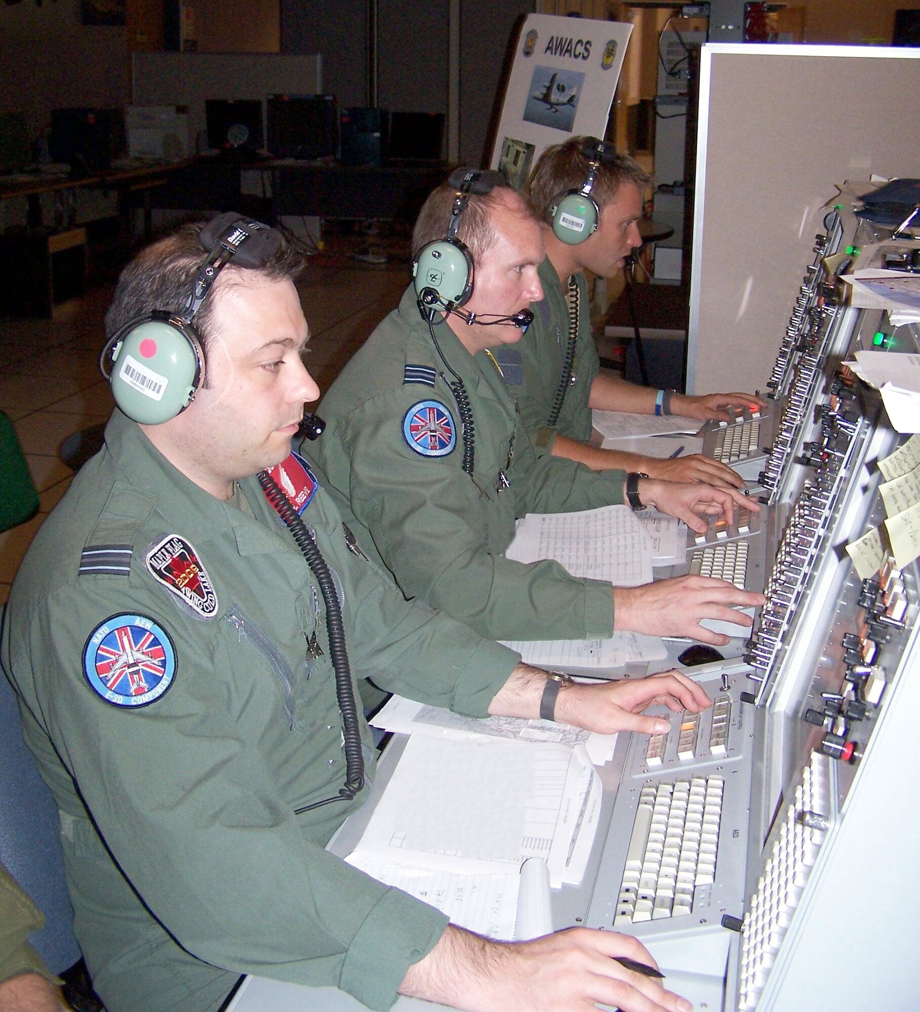KIRTLAND AFB, N.M. -- E-3 pilots from Waddington, United Kingdom, fly an Airborne Warning and Control System on a simulator during VIRTUAL FLAG 09-3 on July 2. The United Kingdom will participate in the upcoming COALITION VIRTUAL FLAG from their home base. (U.S. Air Force photo/Noel Getlin) 
