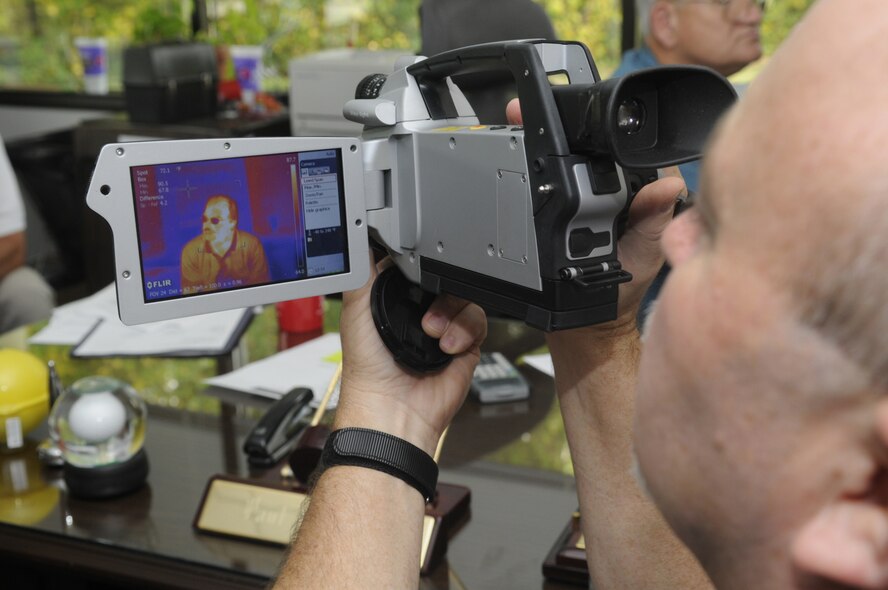 Wayne Merritt, 78th CES predictive maintenance, demonstrates the thermocam. (Air Force photo by Sue Sapp)