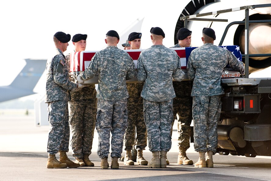 A U.S. Army carry team transfers the remains of Spc. Gerrick D. Smith, of Sullivan, Ill., at Dover Air Force Base, Del., July 30. Spc. Smith was assigned to the 2nd Battalion, 130th Infantry, Illinois Army National Guard, Marion, Ill. (U.S. Air Force photo/Roland Balik)