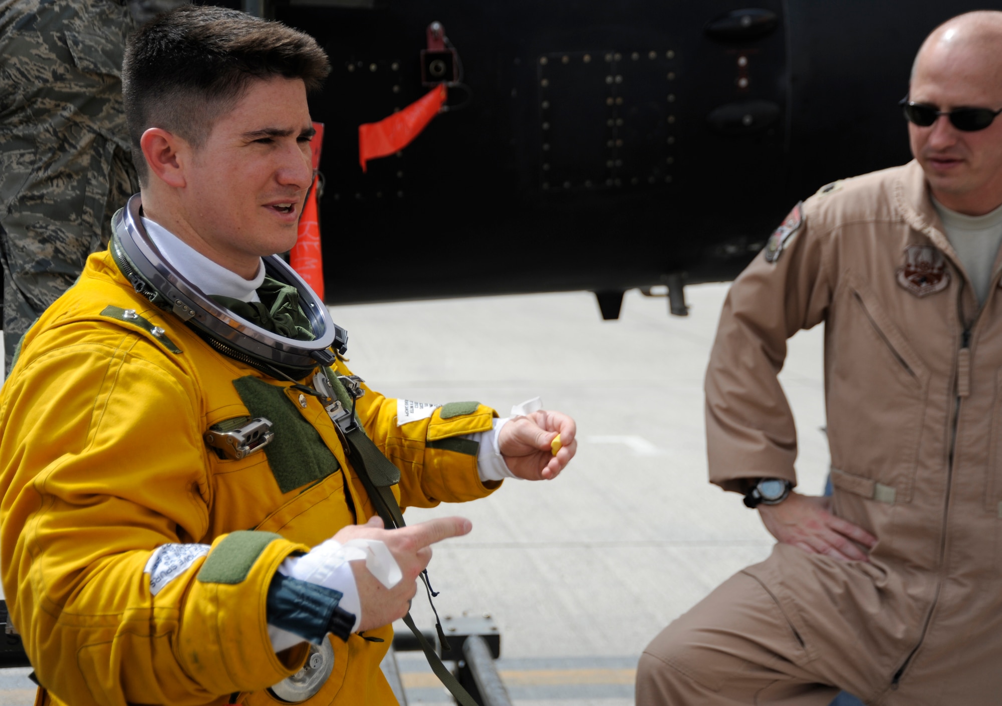 SOUTHWEST ASIA - Maj. Jon Burdick, 99th Expeditionary Reconnaissance
Squadron, talks to members of the 380th Expeditionary Wing, after his end of
tour flight July 30. Major Burdick is deployed from Beale AFB, Calif., and
hails from Lubbock, Texas. (U.S. Air Force photo/Senior Airman Stephen Linch)

