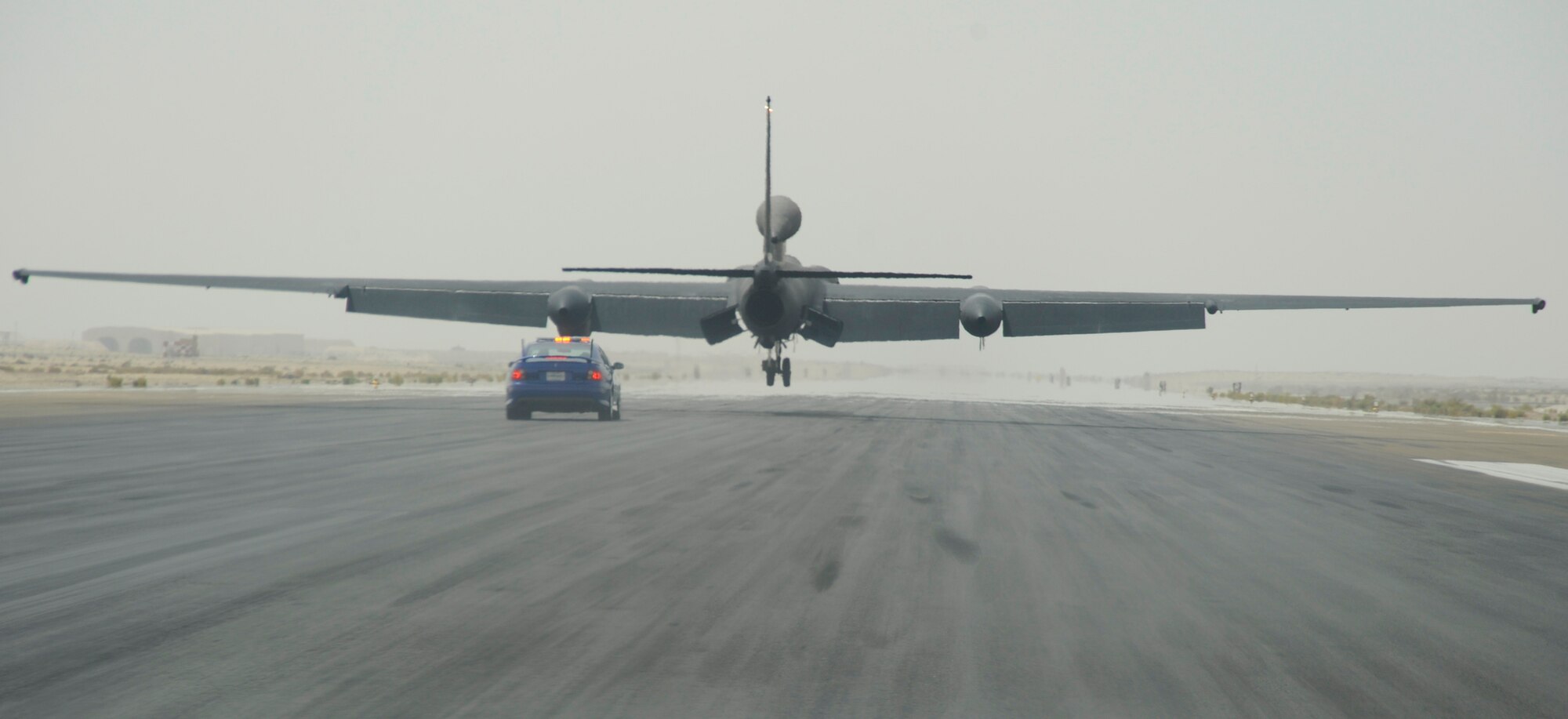 SOUTHWEST ASIA - Capt. Geoff Cameron, 99th Expeditionary Reconnaissance
Squadron, chases and directs a U-2 being piloted by Maj. Jon Burdick, 99th
ERS, July 30. Captain Cameron and Major Burdick are both deployed from Beale
AFB, Calif. Captain Cameron hails from Lakeland, Fla., and Major Burdick hails from Lubbock, Texas. (U.S. Air Force photo/Senior Airman Stephen Linch)

