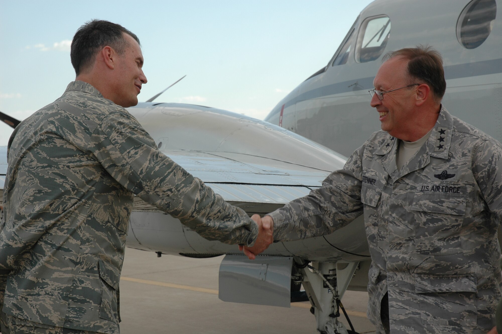 Col. Michael Popovich, 944th Fighter Wing commander, greets Lt. Gen. Charles Stenner Jr., Commander, Air Force Reserve Command, during his visit here May 28. General Stenner conducted a Warrior Call and also served as the presiding officer for the promotion ceremony of Maj. Gen. Roger Binder, mobilization assistant to the Commander, Air Combat Command, General Binder, a former member of the 944th Fighter Wing, chose the the wing as the site for his promotion to major general. General Binder and General Stenner both served in the 944th Fighter Wing in various command positions. (U.S. Air Force photo/Tech. Sgt. Susan Stout)