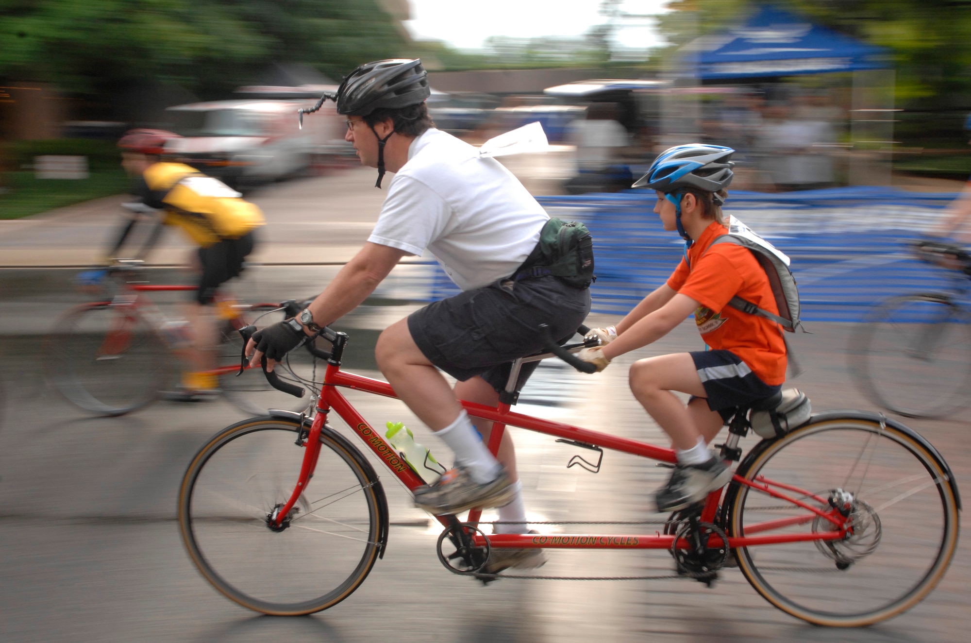 Biking enthusiasts begen their race May 30, 2009 during the Air Force Cycling Classic in Crystal City, Va. More than 950 people participated in the annual bicycling event, raising $34,500 for the Fallen Heroes Fund. (U.S. Air Force photo by Senior Airman Tim Chacon)