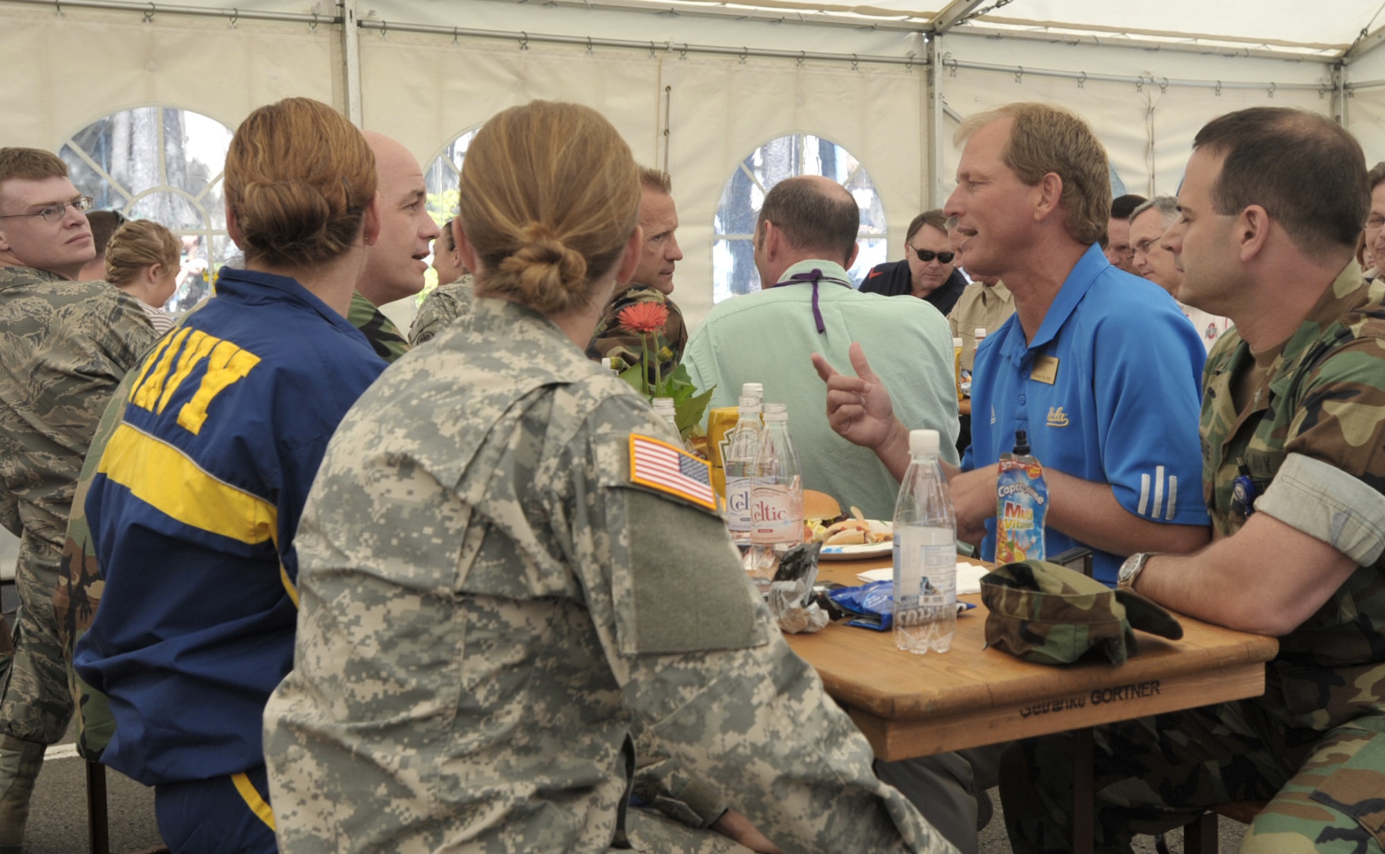 UCLA Coach Rick Neuheisel has lunch with servicemembers stationed at a military hospital May 29 in Landstuhl, Germany. Coach Neuheisel is part of the Coaches Tour 2009, a morale-boosting mission that brings NCAA coaches to U.S. servicemembers. (U.S. Air Force photo/Tech. Sgt. Jason Schaap) 
