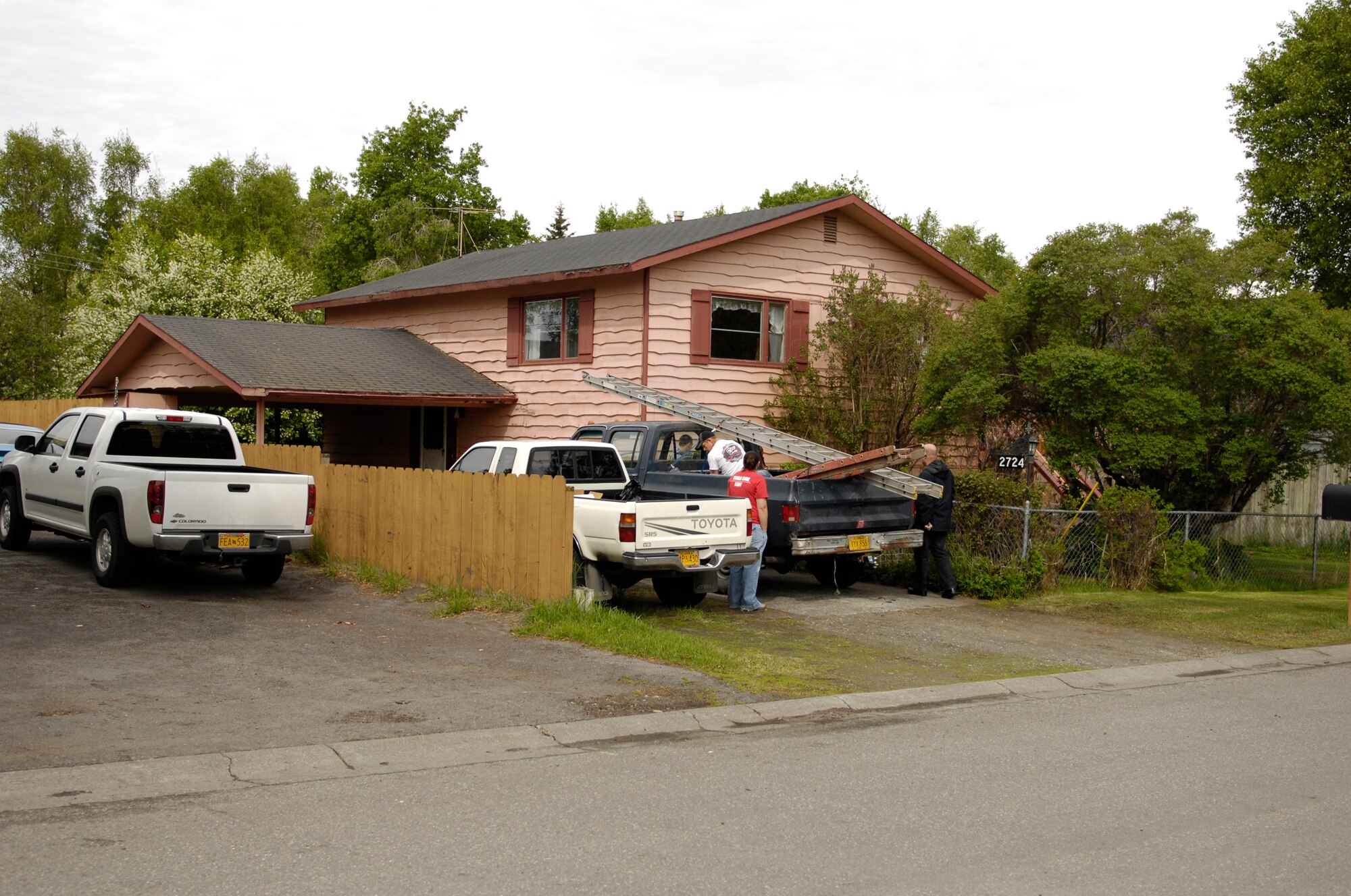 ELMENDORF AIR FORCE BASE, Alaska -- Members of the Volunteer Action Council meet at a local Anchorage home to begin community improvements with the Paint the Town project June 1, 2009. The Paint the Town campaign is a volunteer project that will restore the exterior of 25 local homes with a new coat of paint.(U.S. Air Force/Senior Airman Stephen Patrick)