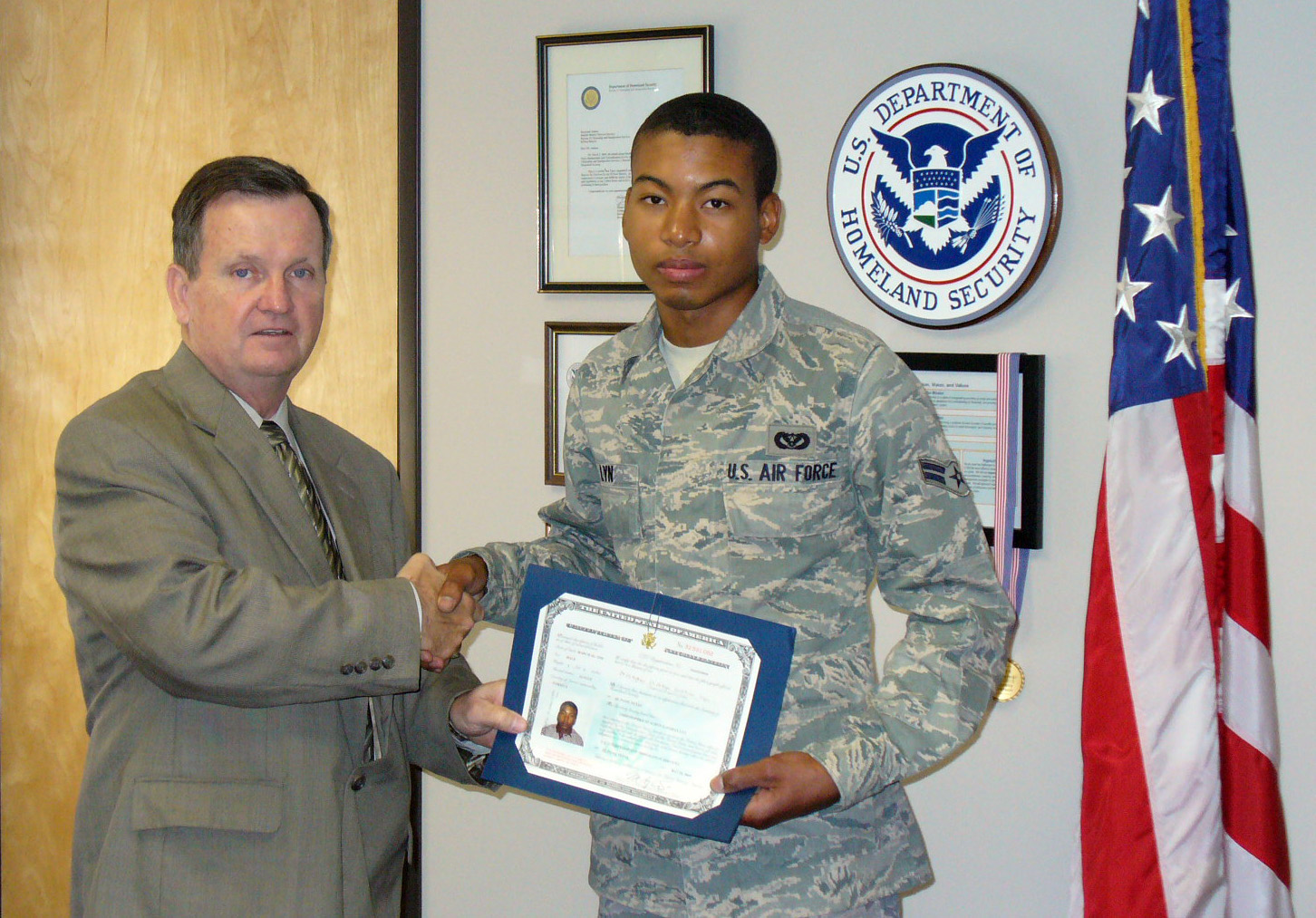USCIS El Paso naturalizes 30 members of the military in May > Holloman