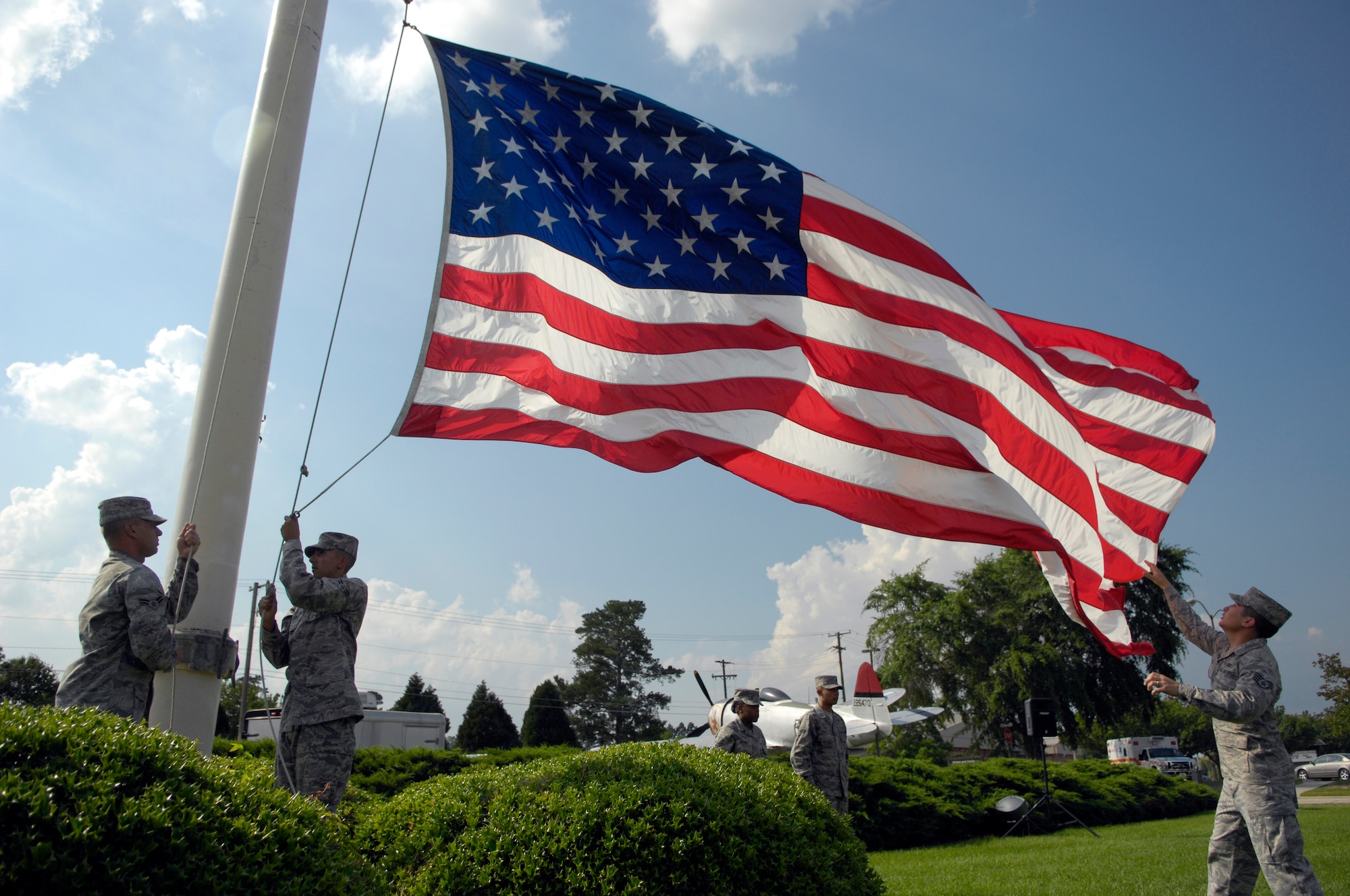 SHAW AIR FORCE BASE, S.C. -- Members of the Shaw AFB Honor Guard lower the flag at the 9th Air Force Headquarters flag pole during the 2009 Memorial Day Retreat Ceremony, May 29. The 20th Fighter Wing held the ceremony in memory of those who were lost in prior conflicts and the 11 Airmen who gave their lives in the last year in Iraq and Afghanistan. (U.S. Air Force photo/Senior Airman Kathrine McDowell)