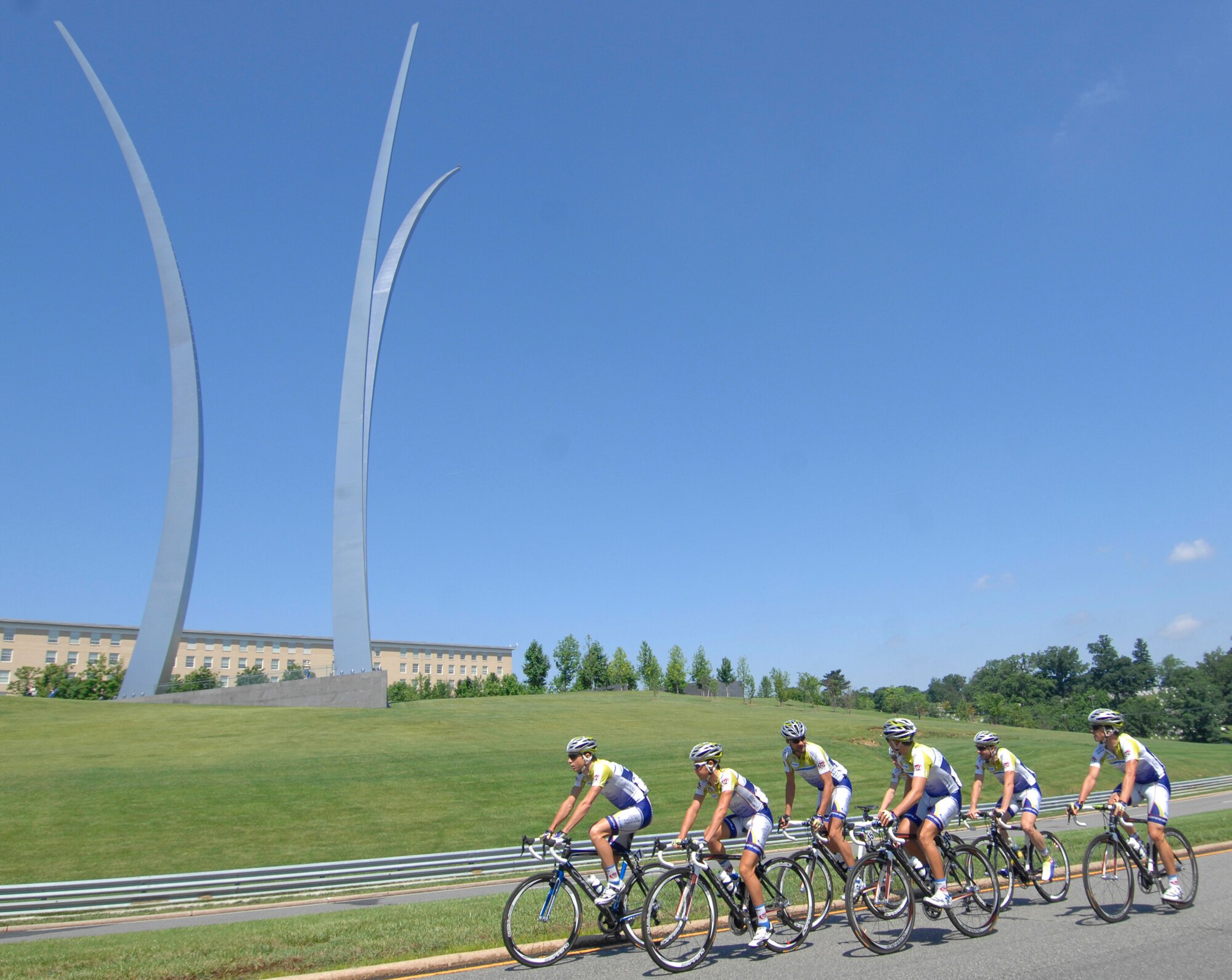 Riders pass the Air Force Memorial during the 2009 Air Force Cycling Classic May 31 in Arlington, Va. Nearly 1,000 professional and amateur riders participated in the annual, two-day bicycling event, raising $34,500 for the Intrepid Fallen Heroes Fund charity. (U.S. Air Force photo/Senior Airman Tim Chacon) 

