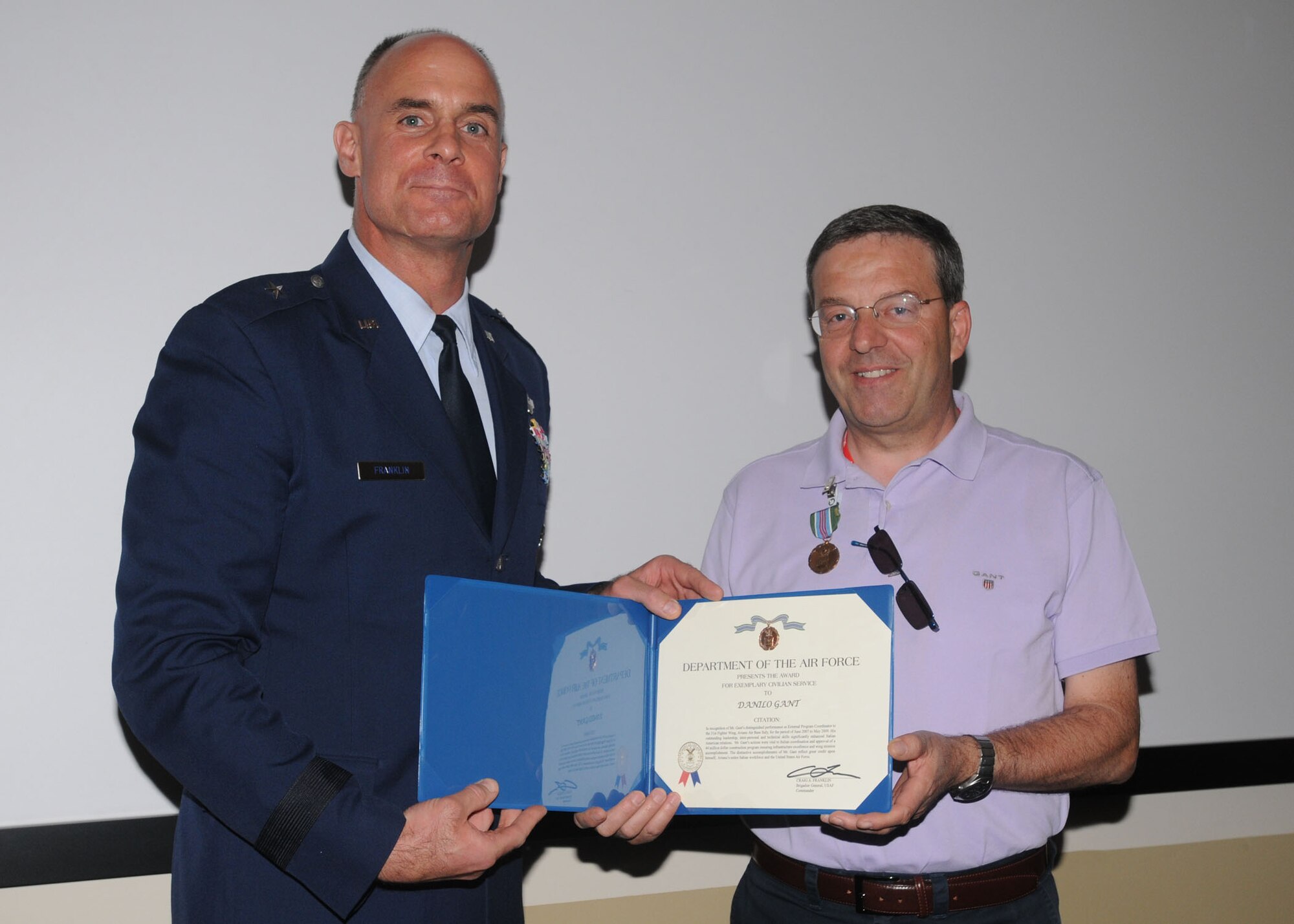 Brig. Gen. Craig Franklin, 31st Fighter Wing commander, presents Danilo Gant, 31st Civil Engineer Squadron chief of NATO support, with the Exemplary Civilian Service Award June 2, 2009.  The award is the highest award a civilian can receive from a base commander.  (U.S. Air Force photo/Staff Sgt. Patrick Dixon)